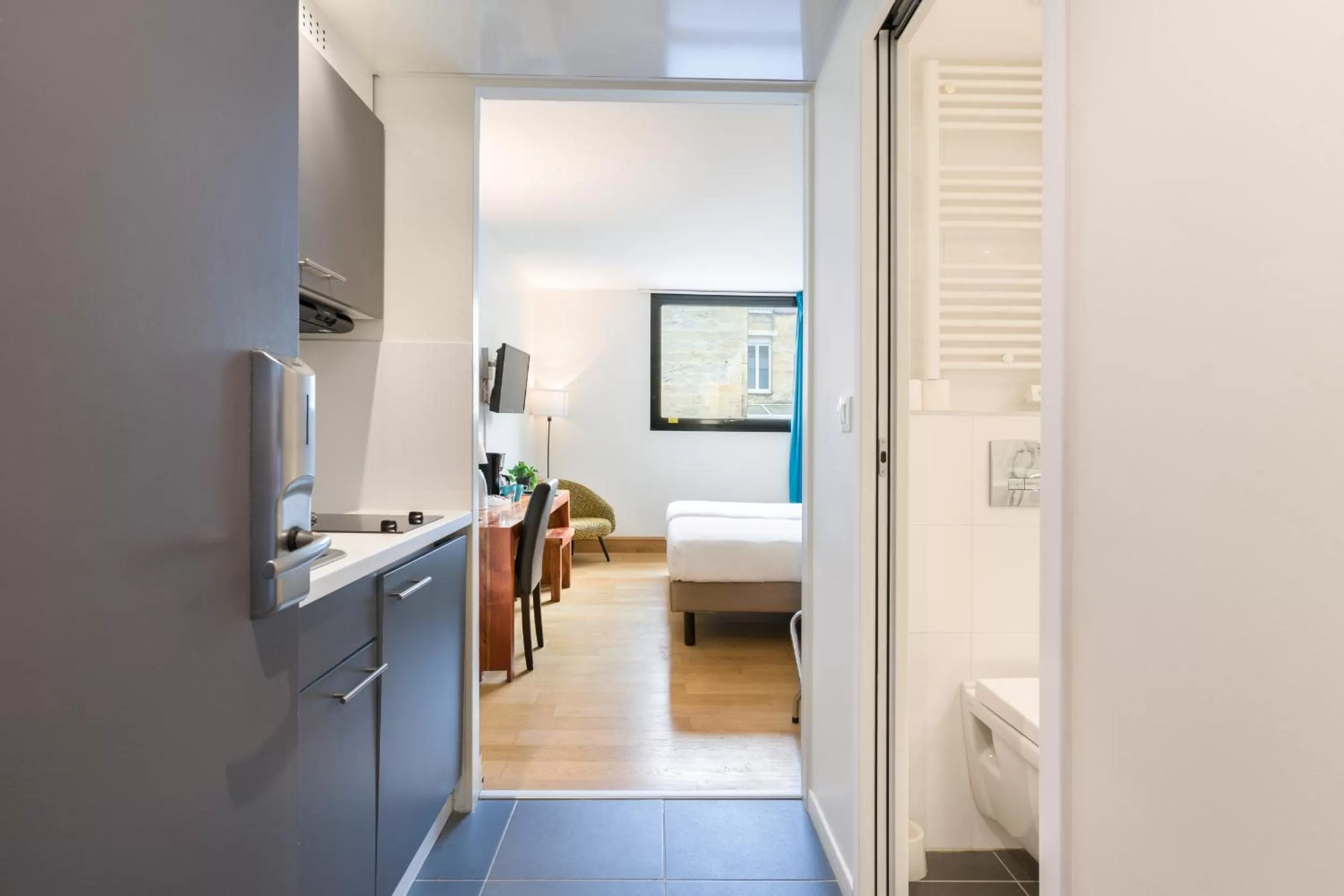 Bathroom, Bed in Victoria Garden Bordeaux Centre