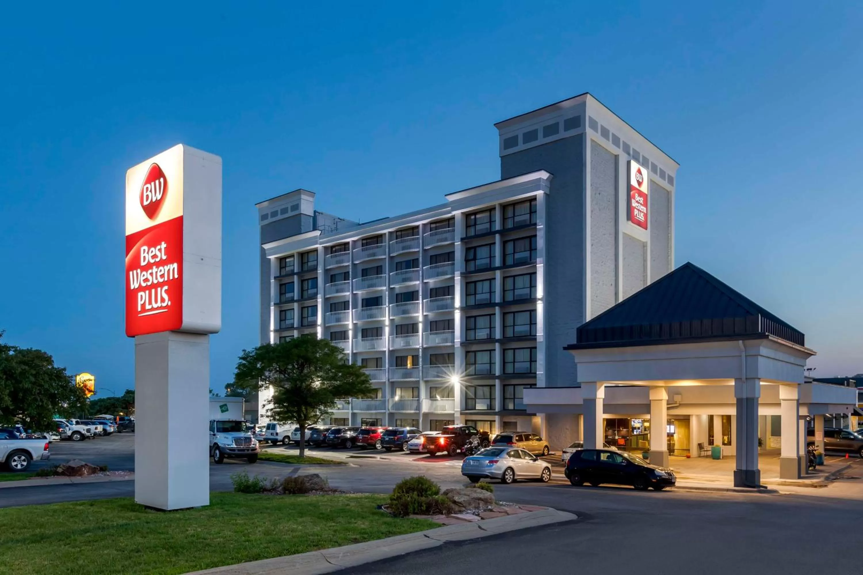 Property building in Best Western Plus Midwest Inn