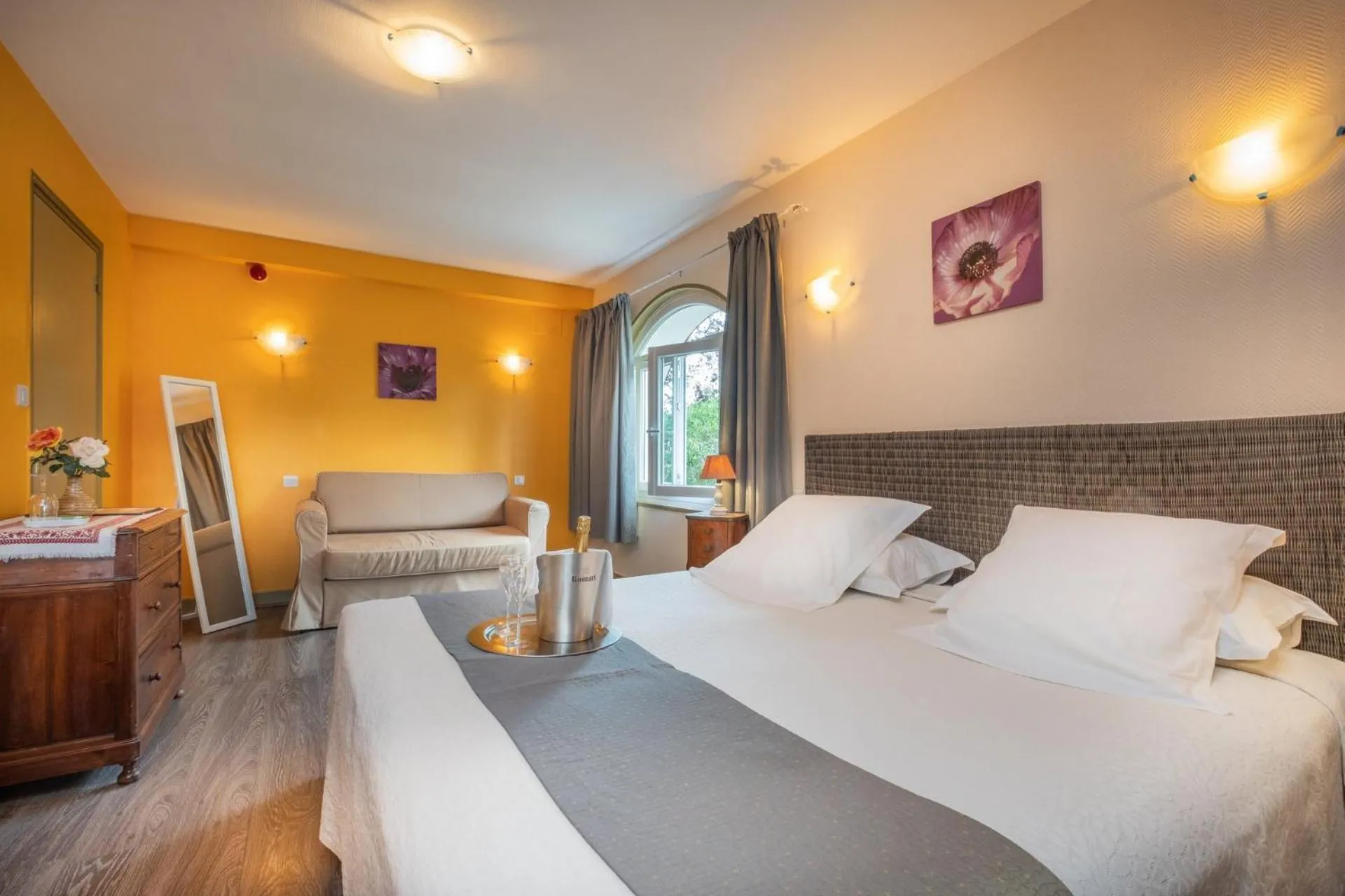 Bed in Logis Hôtel Restaurant Le Coq Hardi