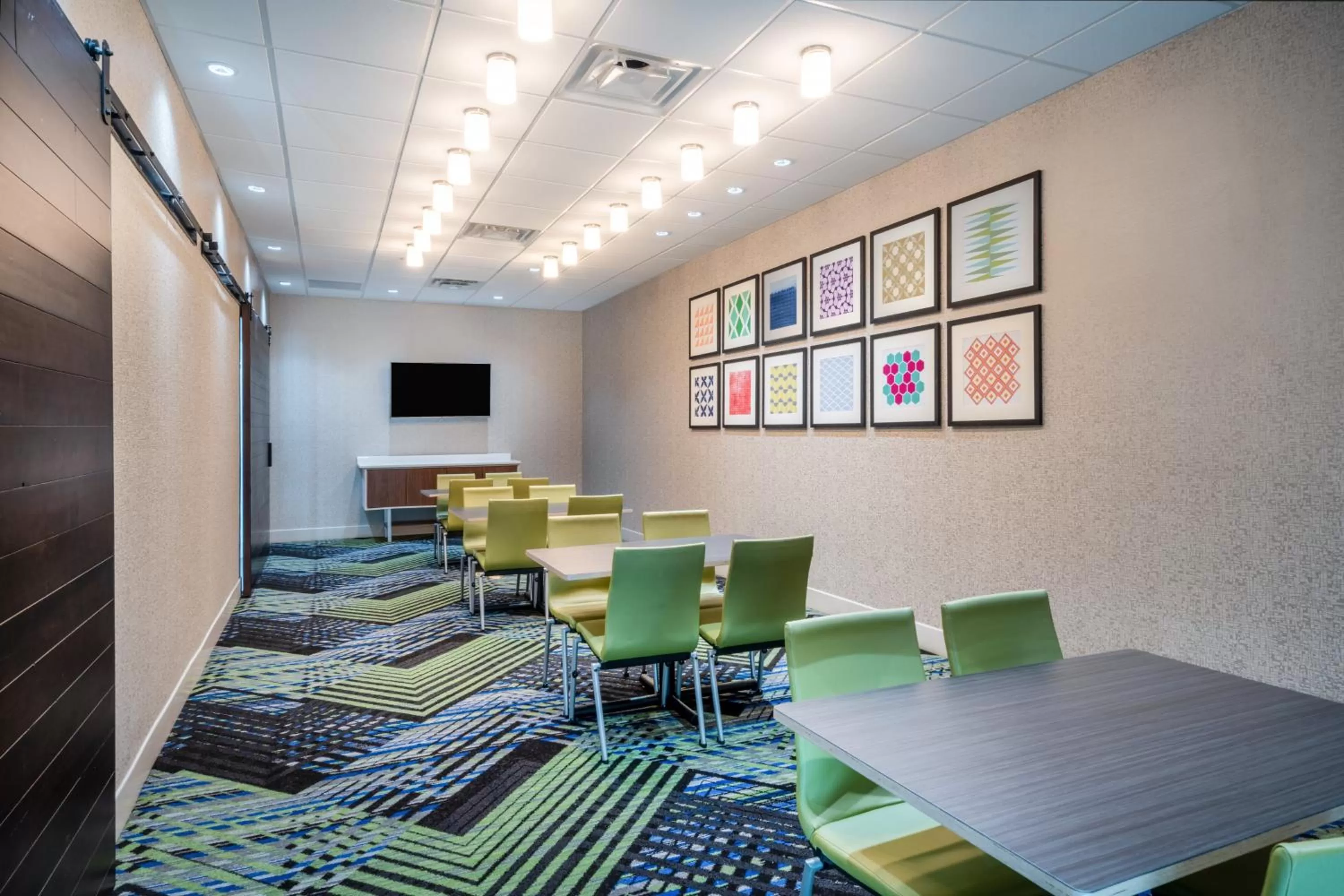 Meeting/conference room in Holiday Inn Express & Suites Atlanta Airport NE - Hapeville by IHG