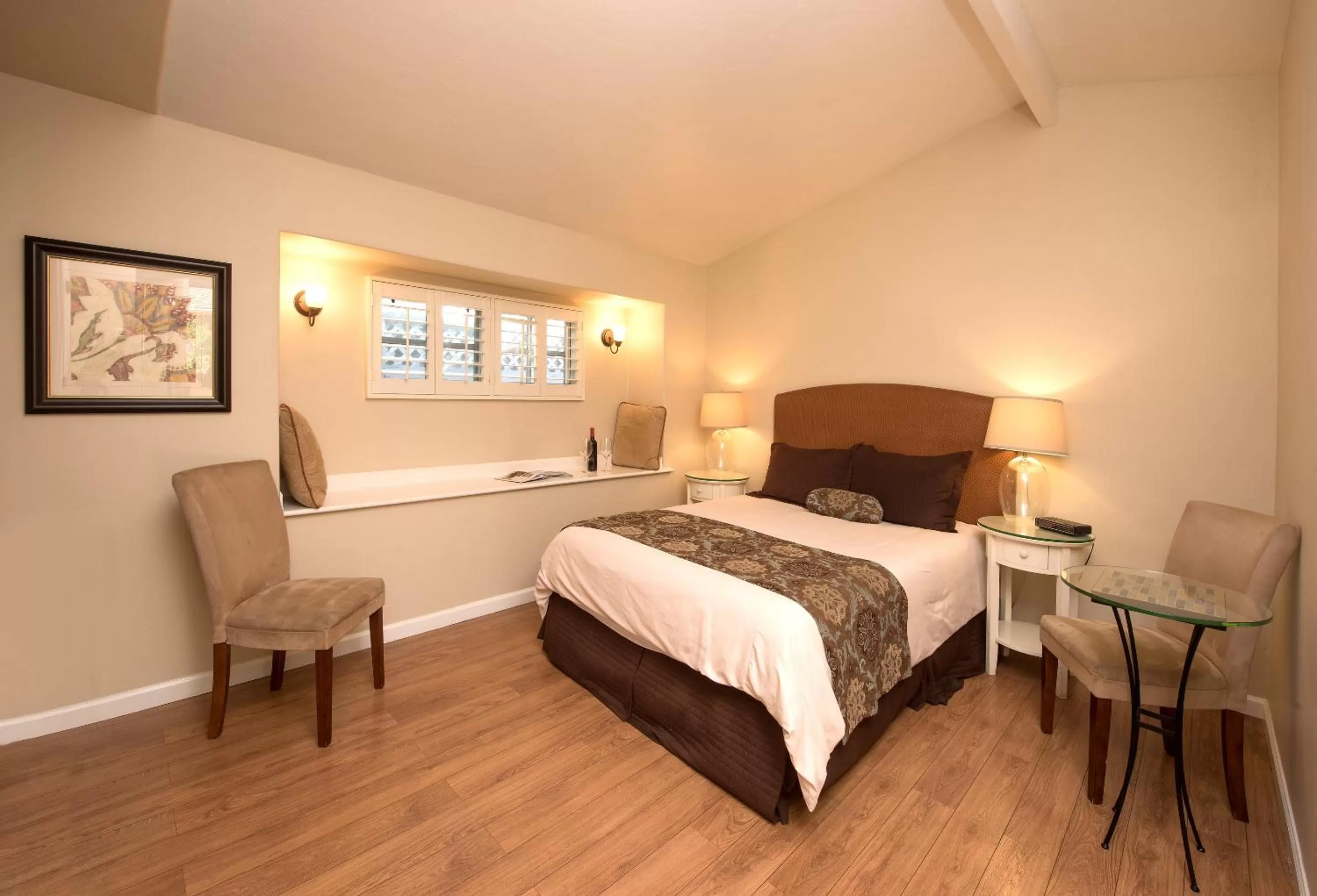 Bed in Sunset Inn Pacific Grove