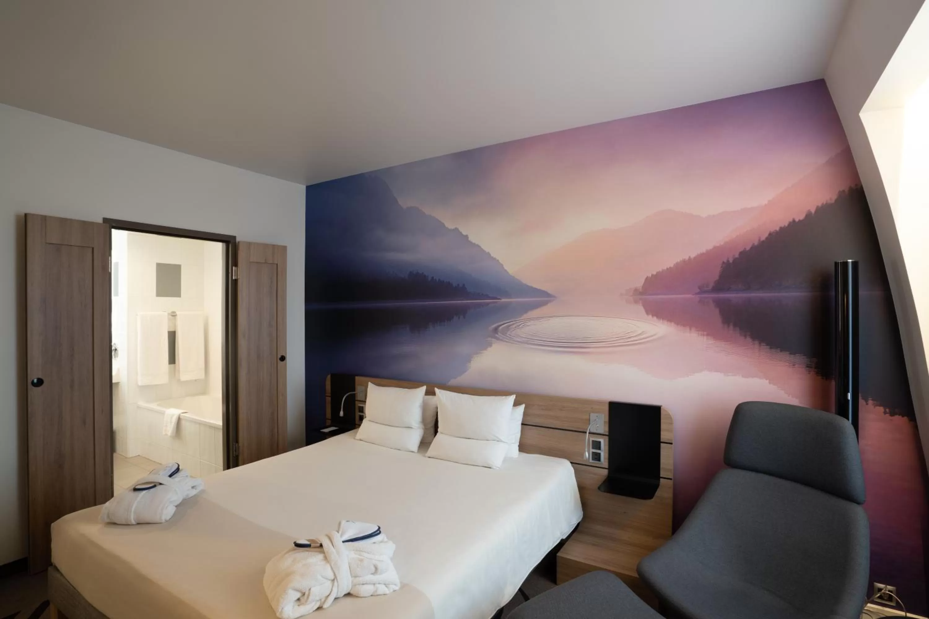 Property building, Bed in Novotel Vilnius Centre