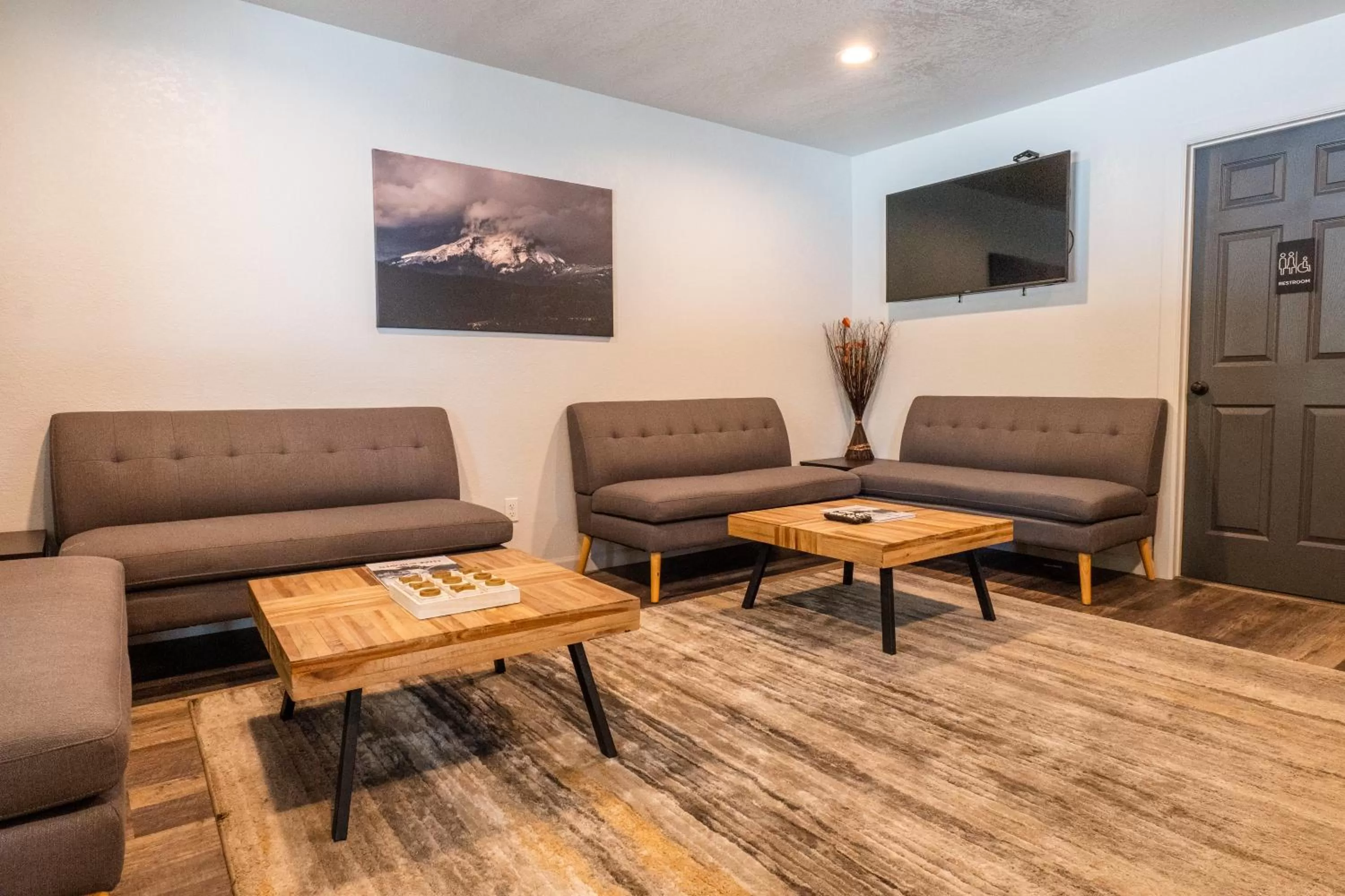 Lounge or bar in The Junction Hotel and Hostel