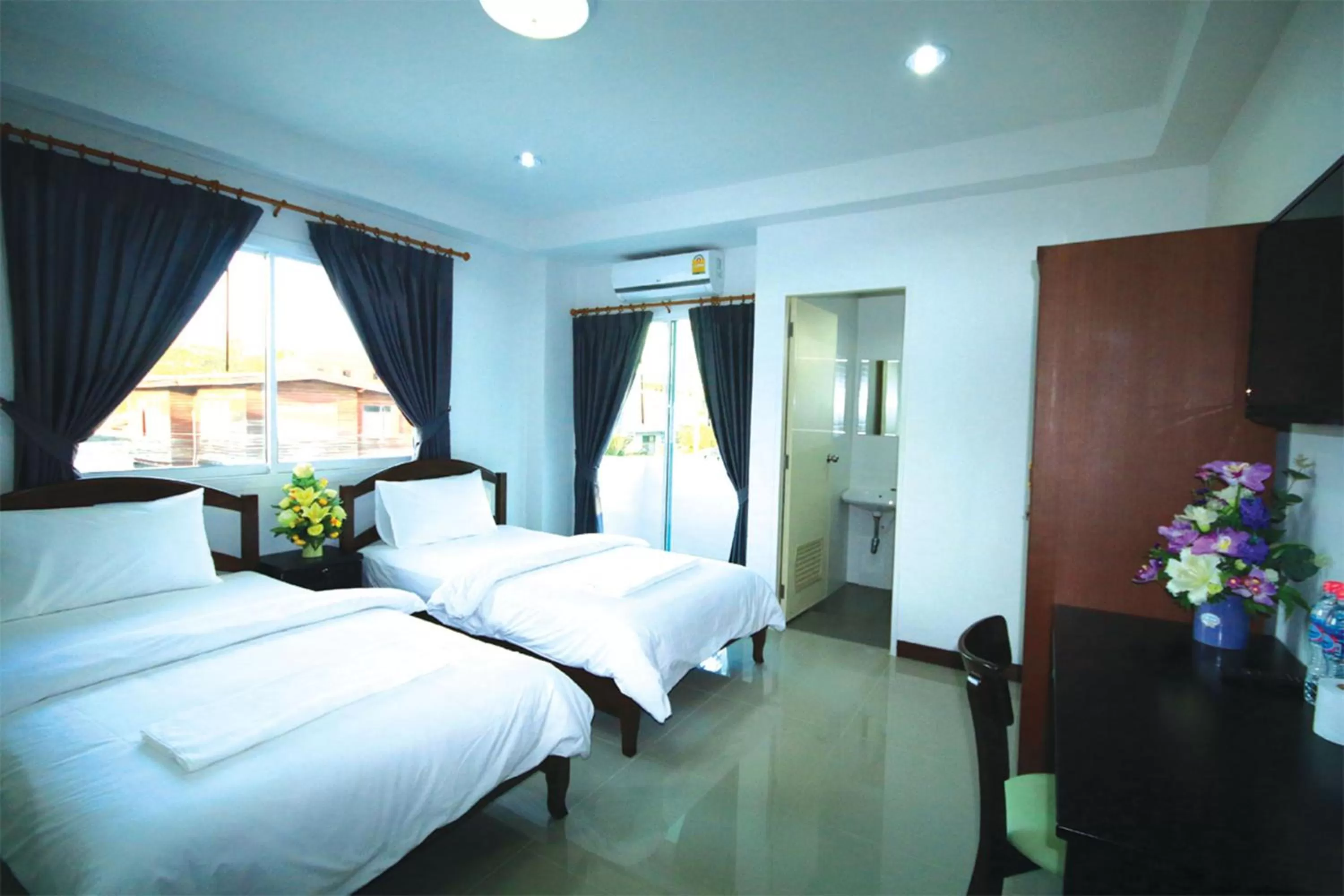 Photo of the whole room, Bed in Baan Samrarn