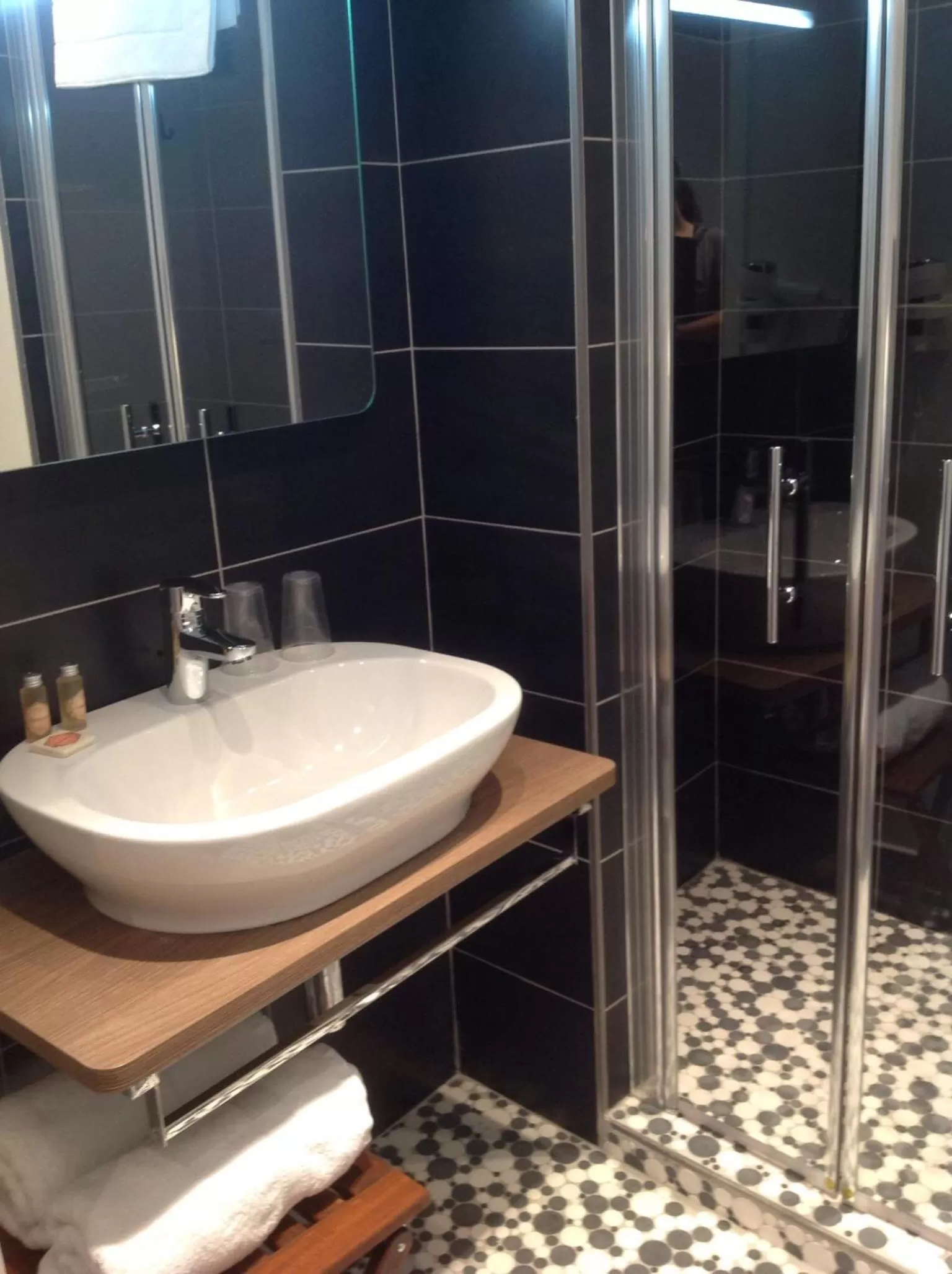 Shower in Hôtel Central