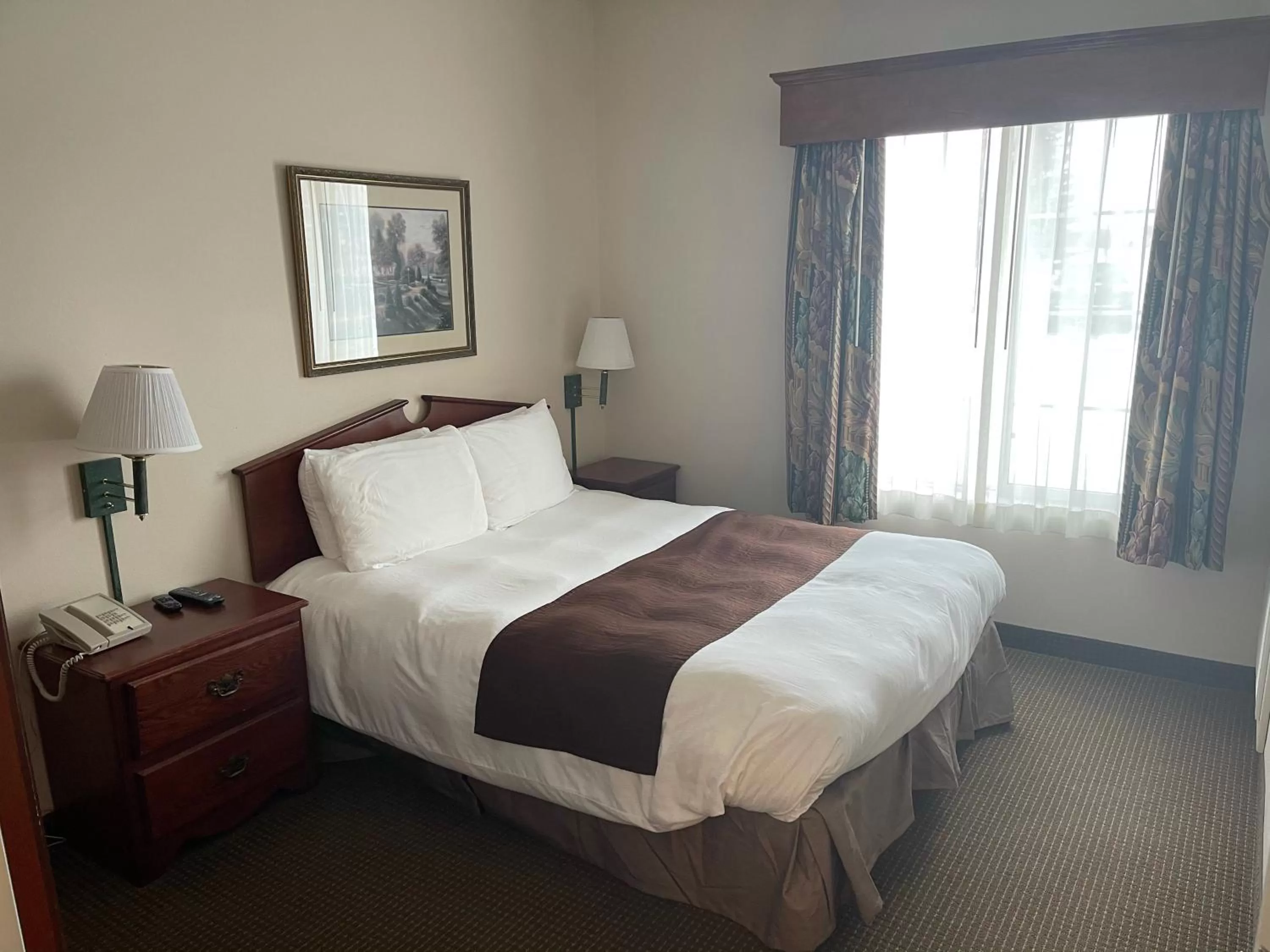 Bed in River Hills Hotel- Mankato