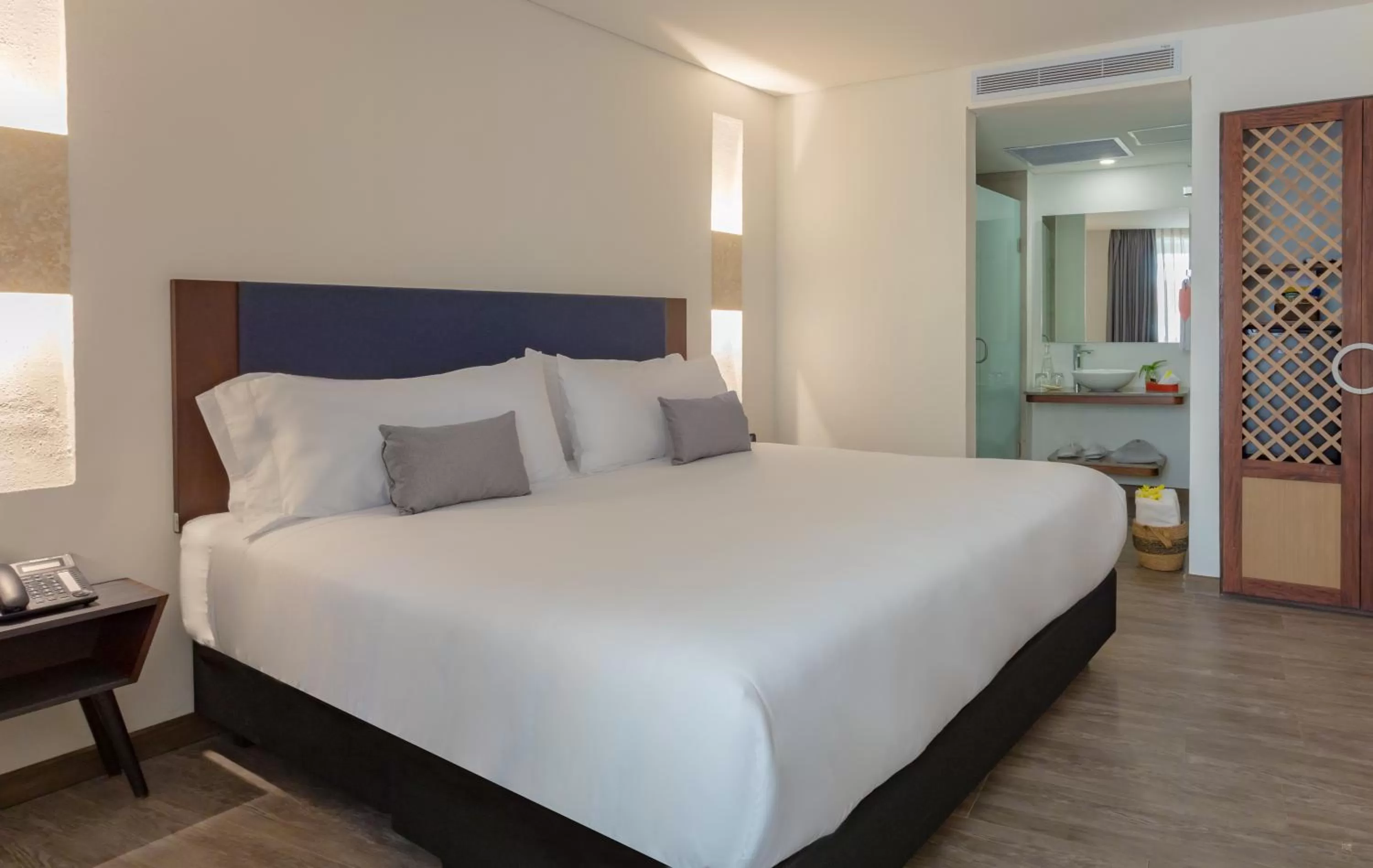 Photo of the whole room, Bed in Hotel Santa Catalina By OxoHotel