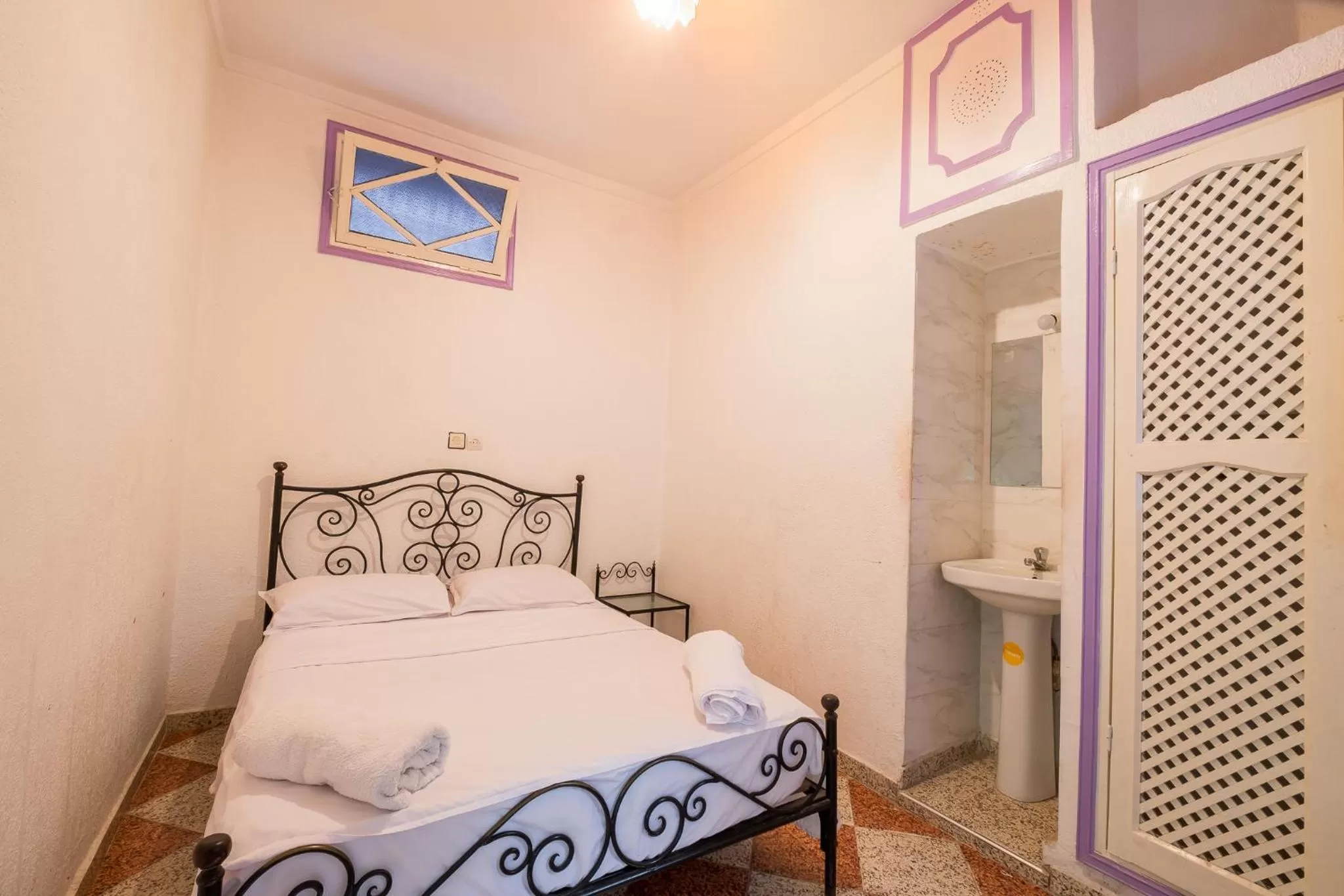 Double Room with Shared Bathroom in Hotel Central Palace