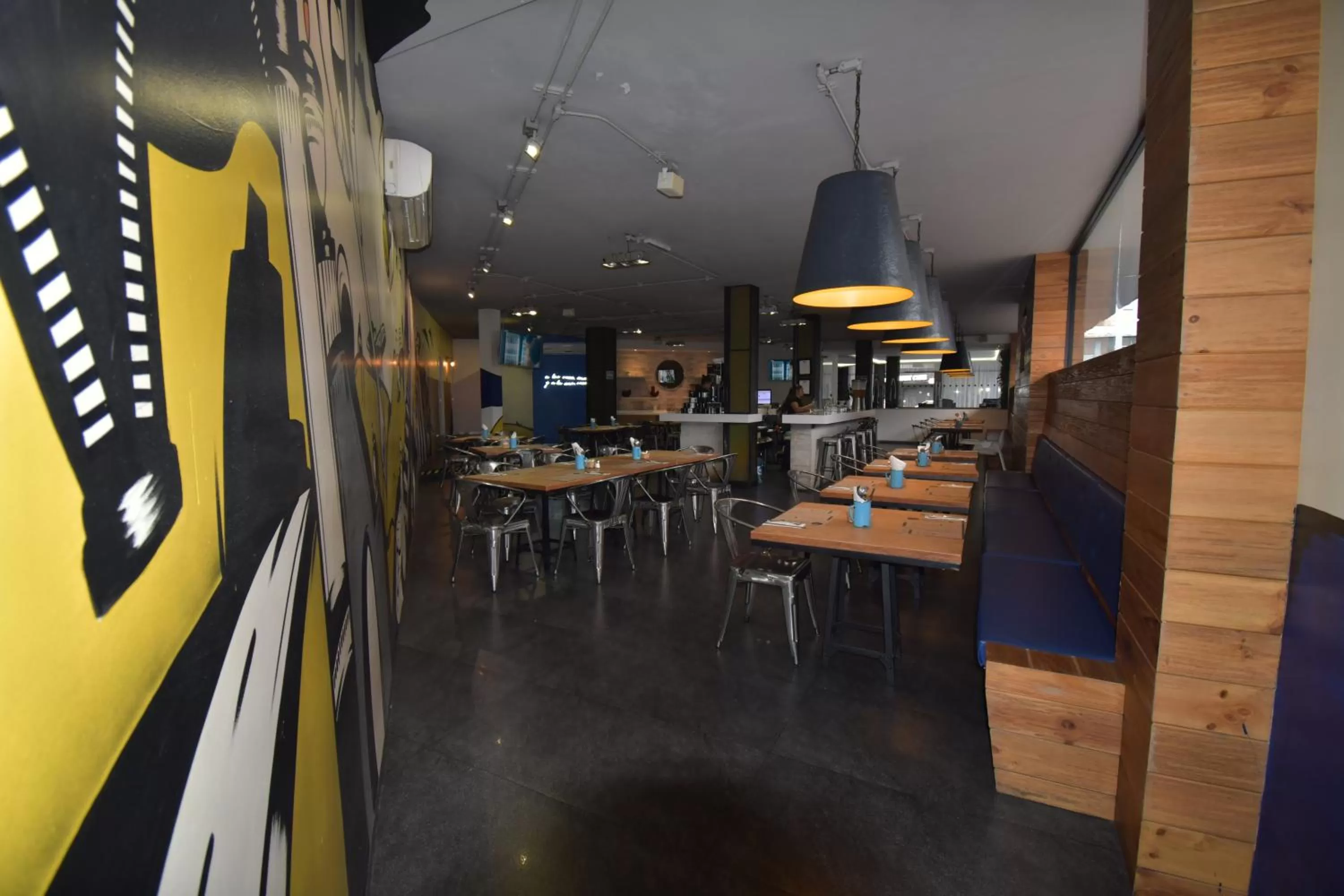 Restaurant/places to eat in Hotel Perla Central