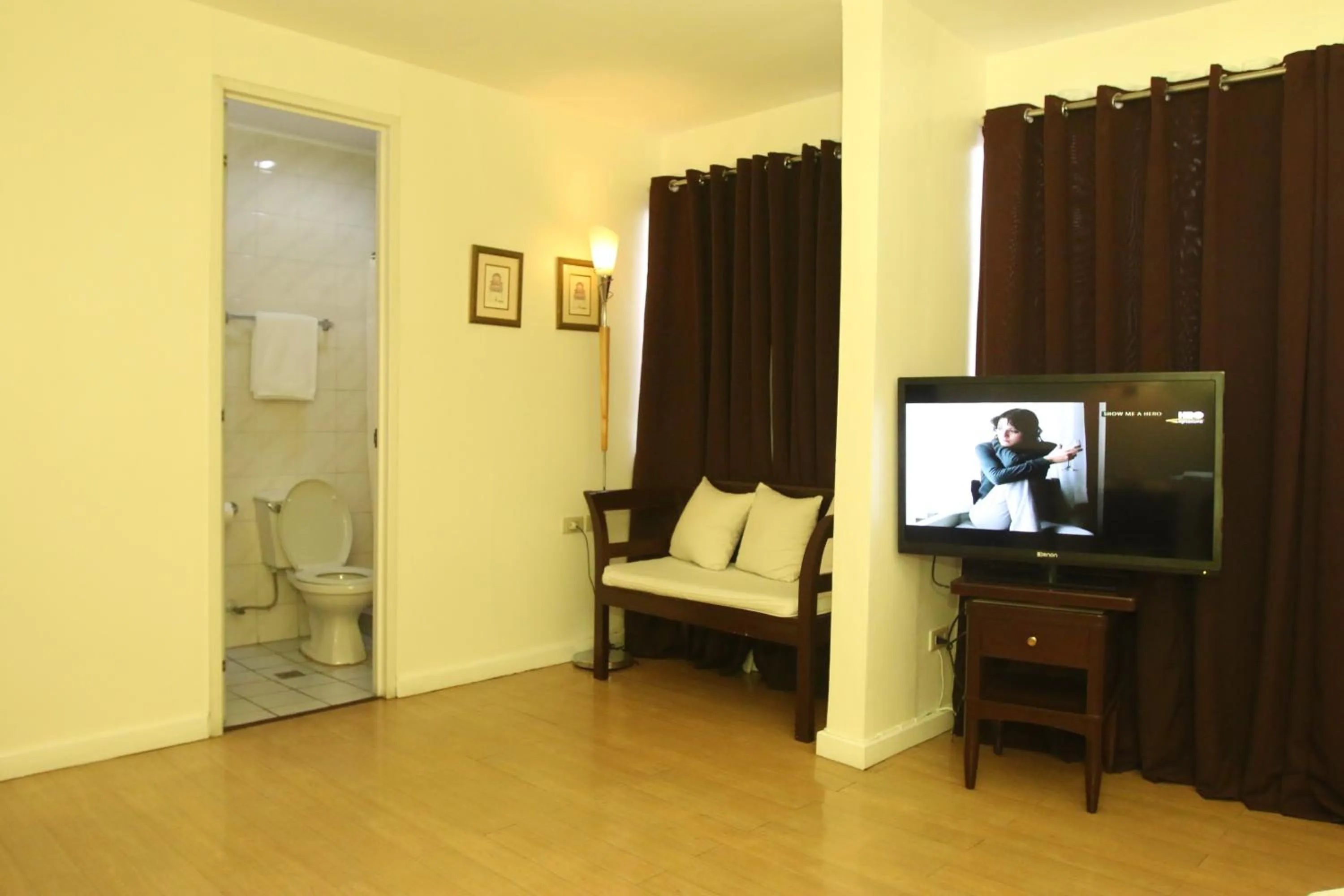 TV and multimedia in Harbor Town Hotel