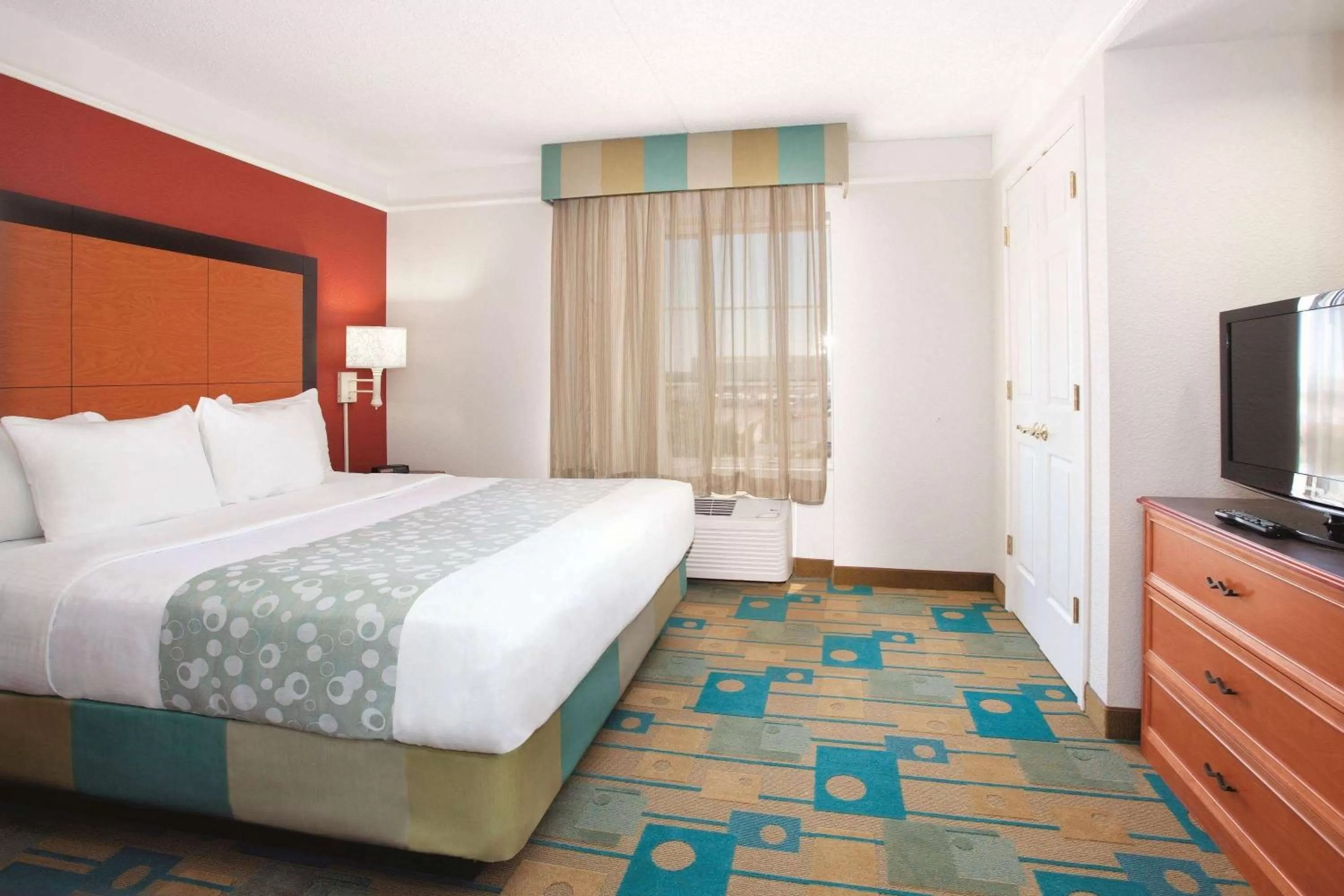 Photo of the whole room, Bed in La Quinta by Wyndham Colorado Springs South Airport