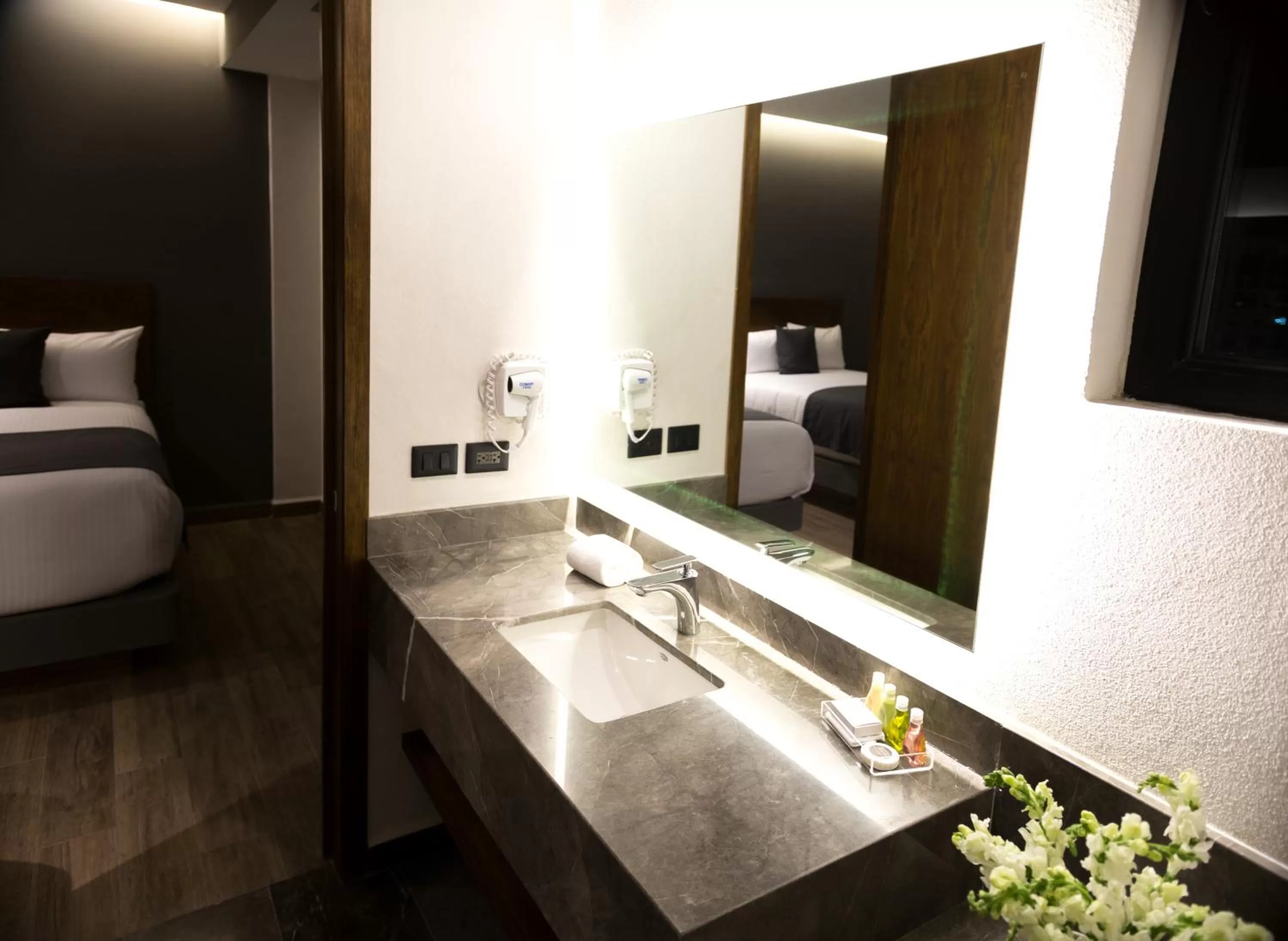 Bathroom, Bed in Gumont Guadalajara López Mateos - Minerva