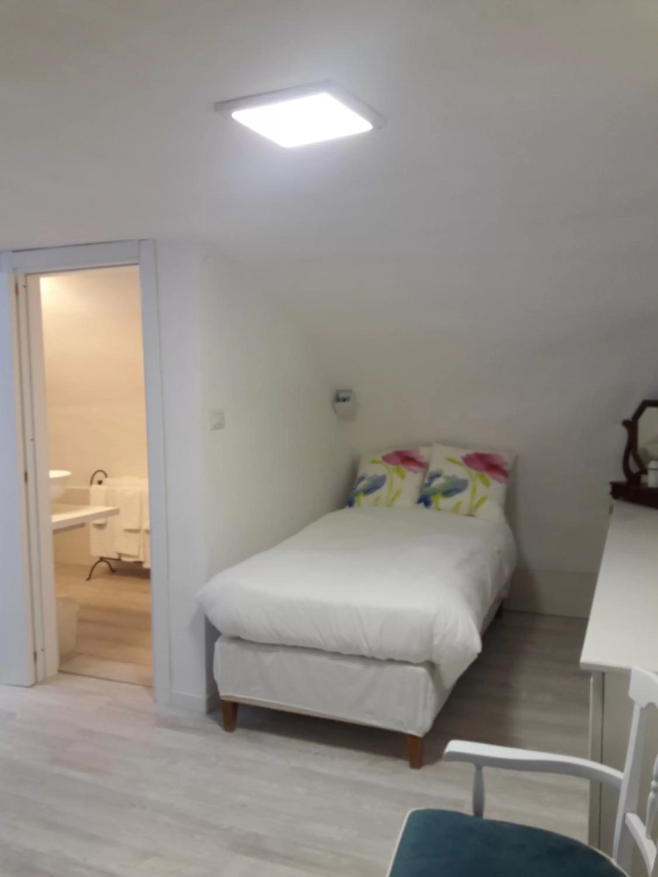 Triple Room with Private Bathroom in Martucci 83