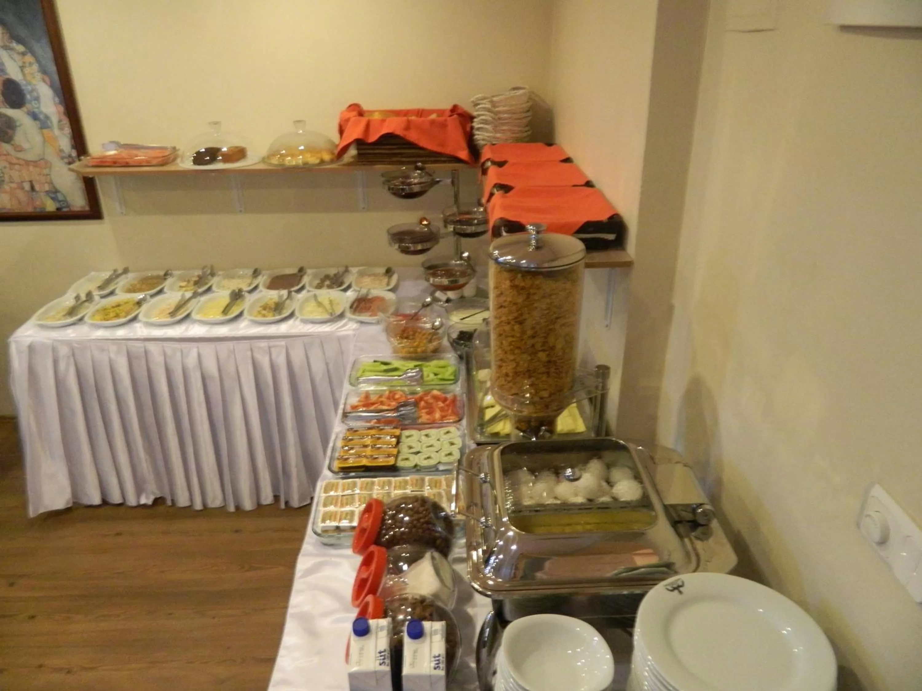 Breakfast in Hotel Crowded House