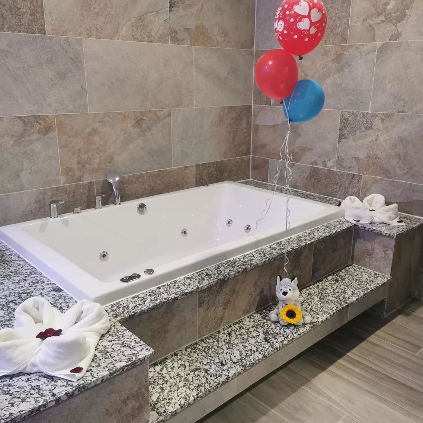 Hot Tub in Hotel Cayuga