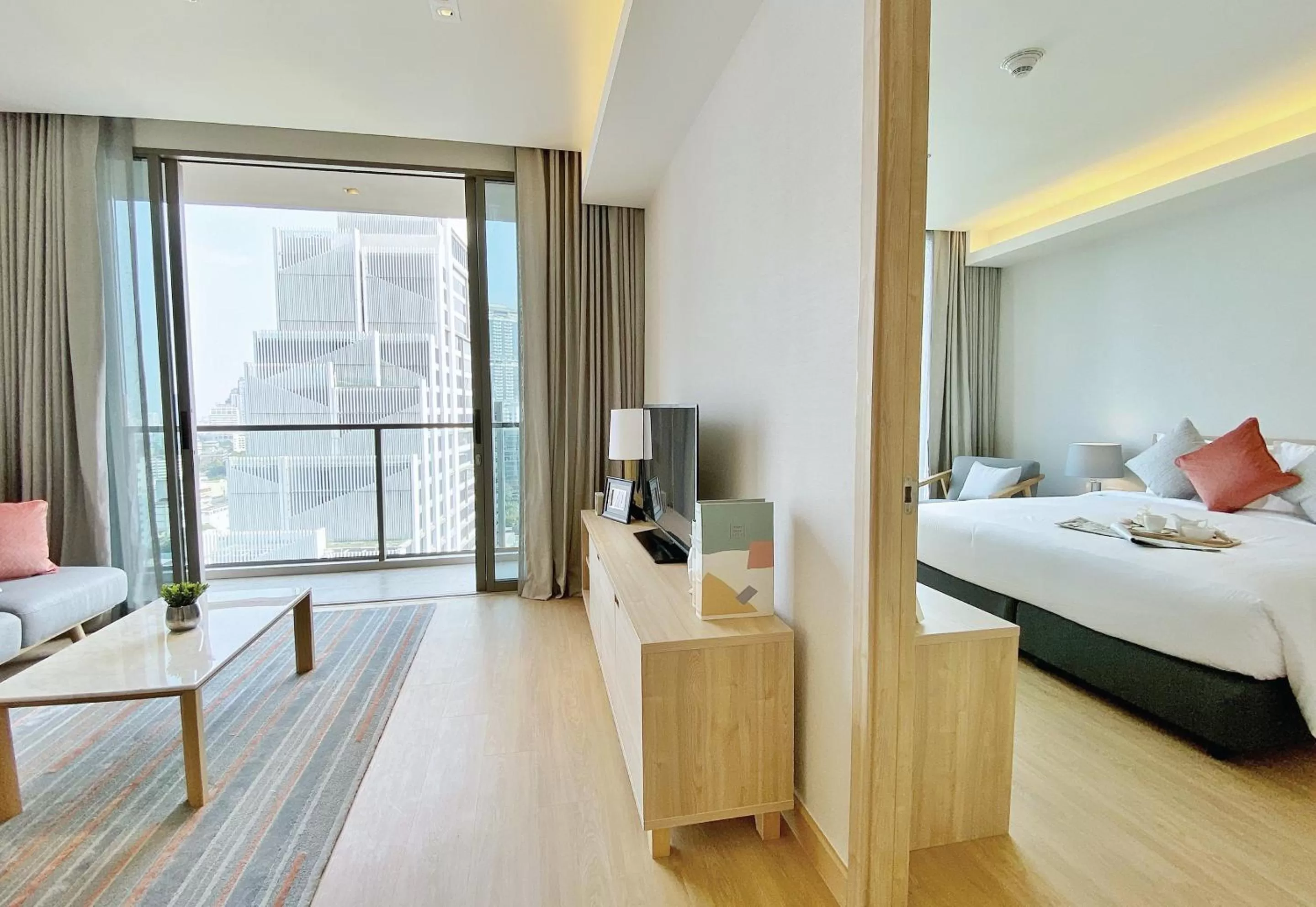 Living room, Bed in Oakwood Suites Bangkok