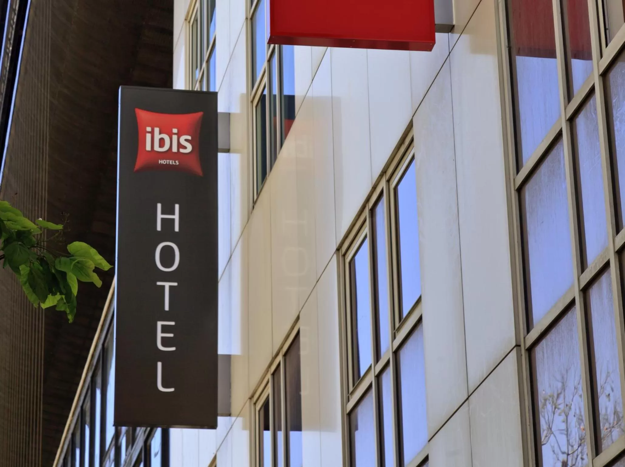 Logo/Certificate/Sign in Hotel ibis Lisboa Liberdade