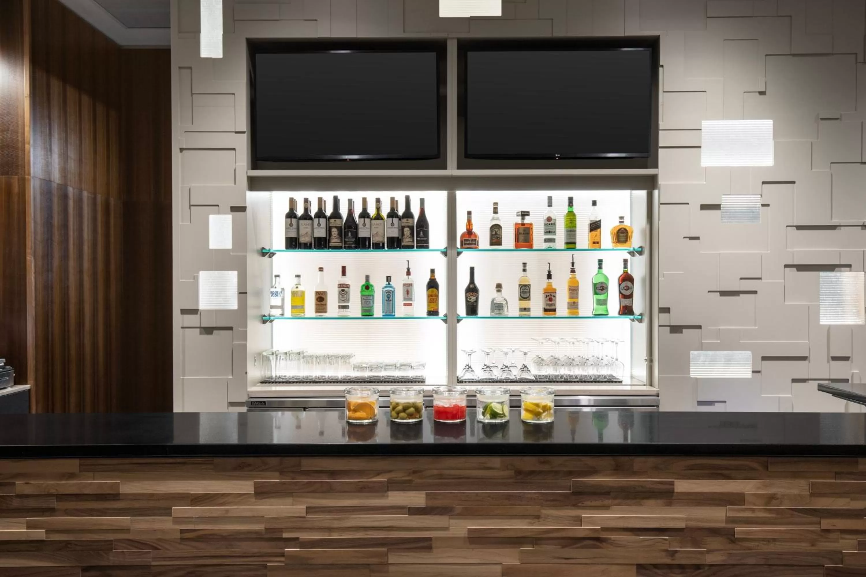 Lounge or bar in Courtyard by Marriott Nanaimo