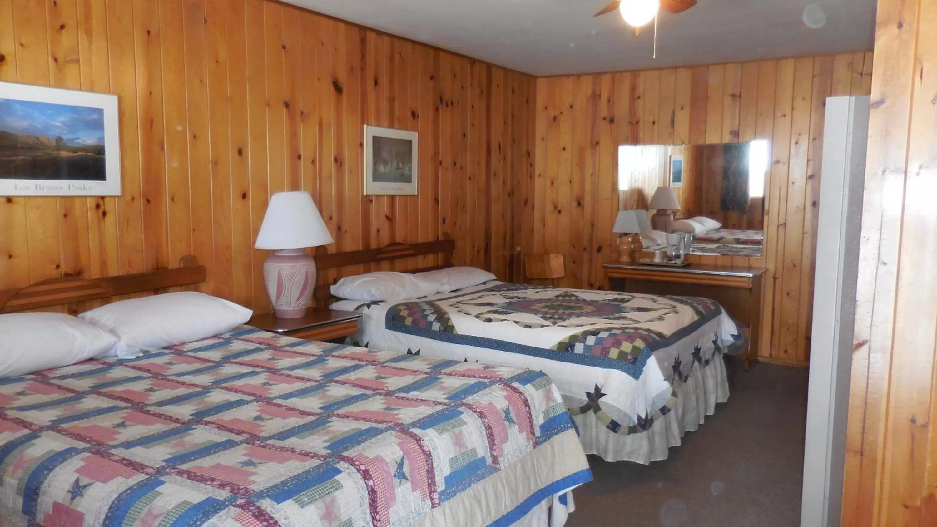Photo of the whole room in Elkhorn Lodge