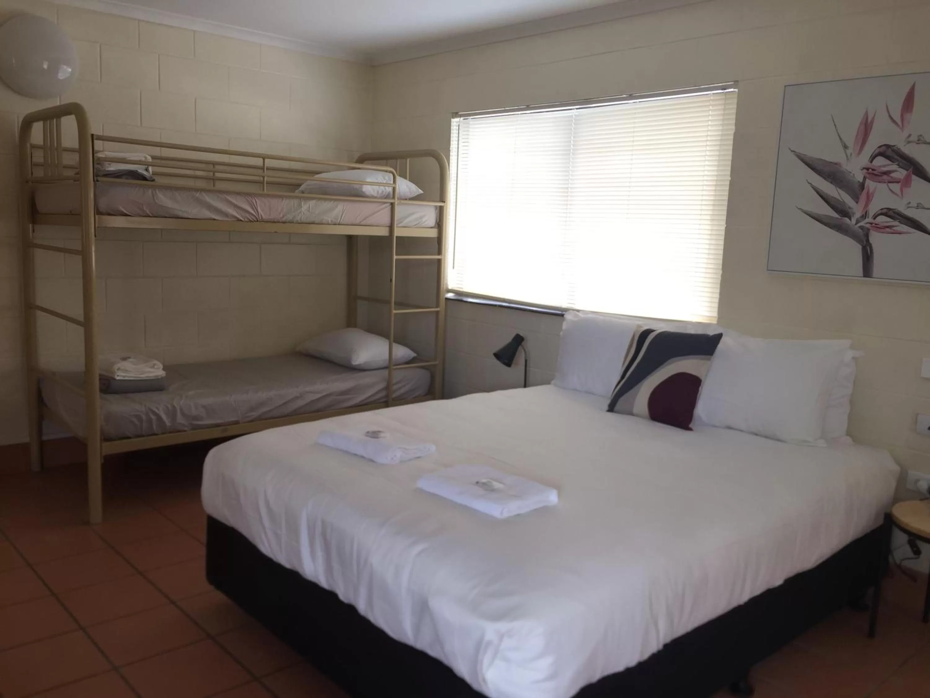 Bedroom, Bed in Lake Central Cairns