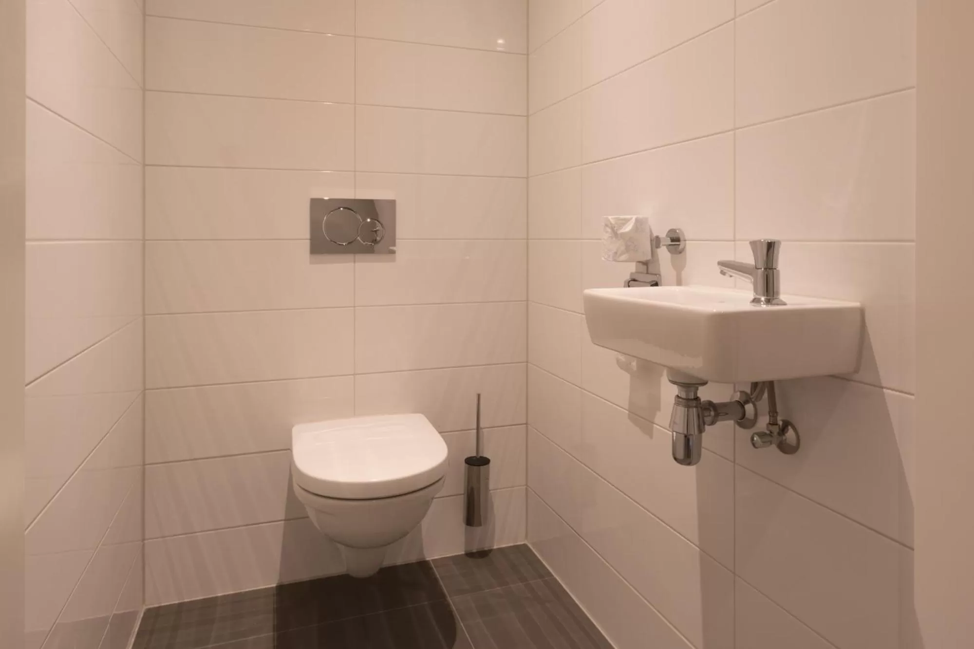 Toilet in Hotel Kaap West I Kloeg Collection