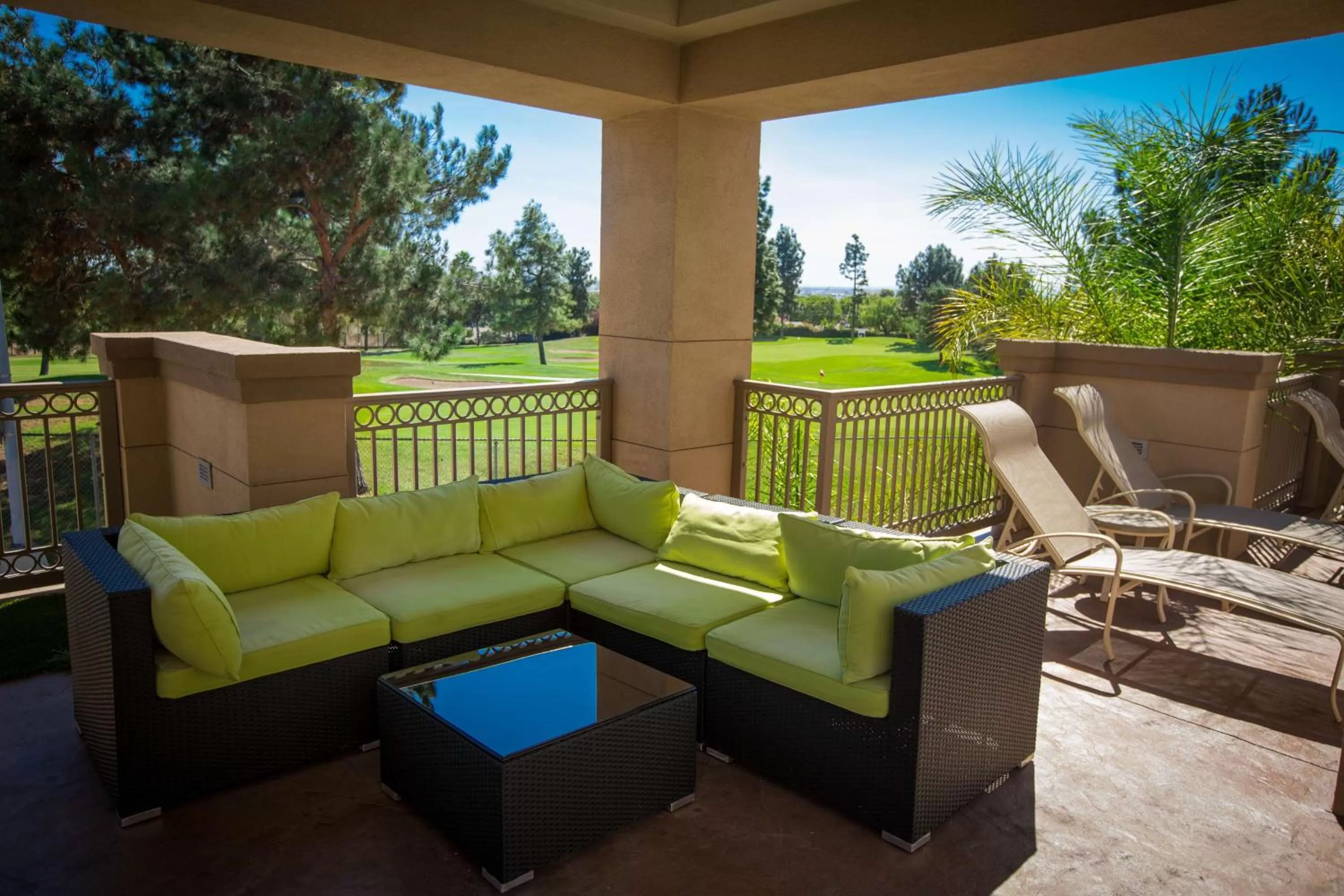 Patio in Hilton Garden Inn Montebello / Los Angeles