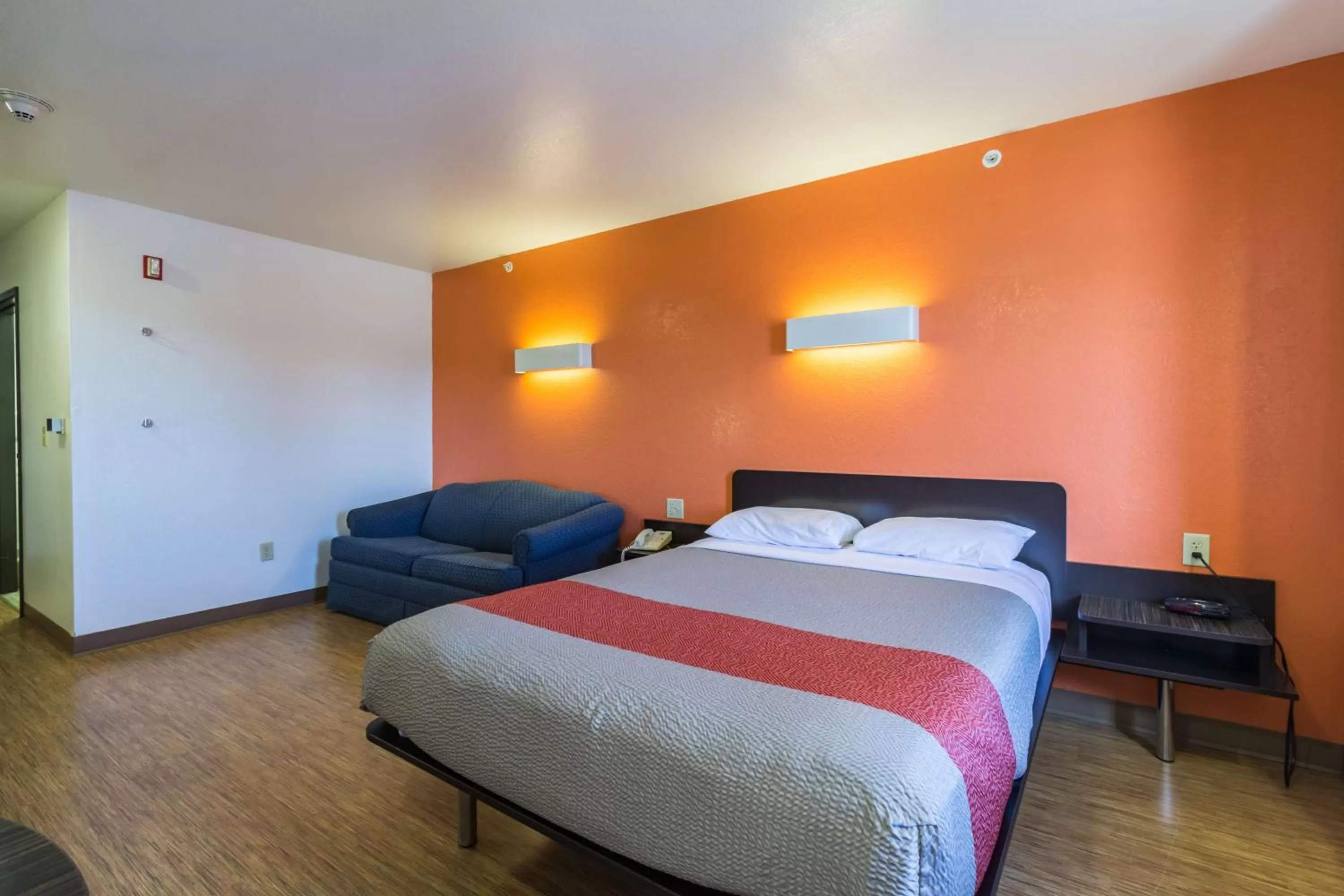 Queen Room - Non-Smoking in Motel 6-Huron, OH - Sandusky