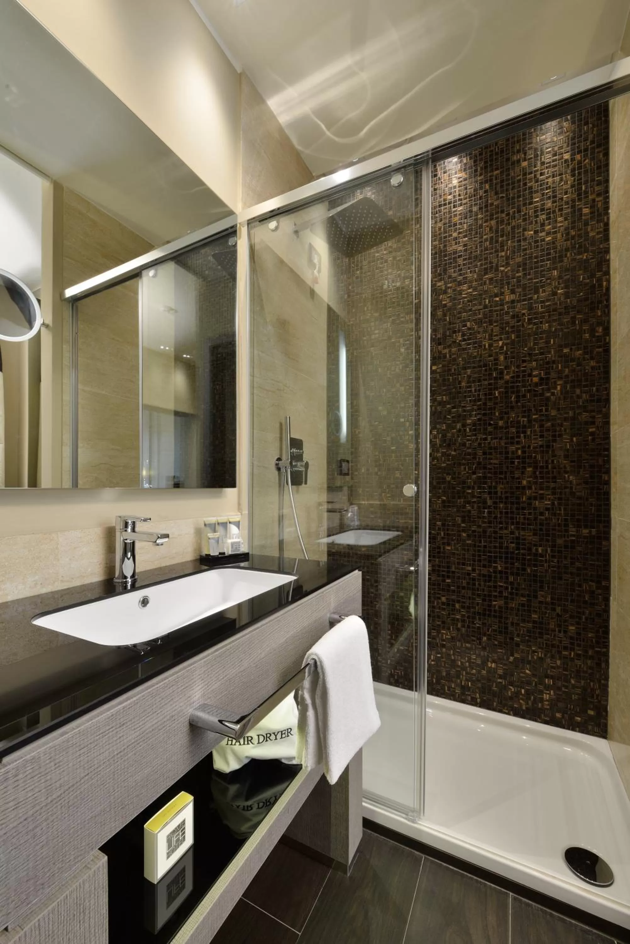 Shower in Rome Life Hotel