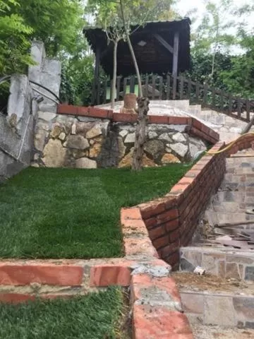 Garden in "Frogs House" Hotel & Restorant Slow Food