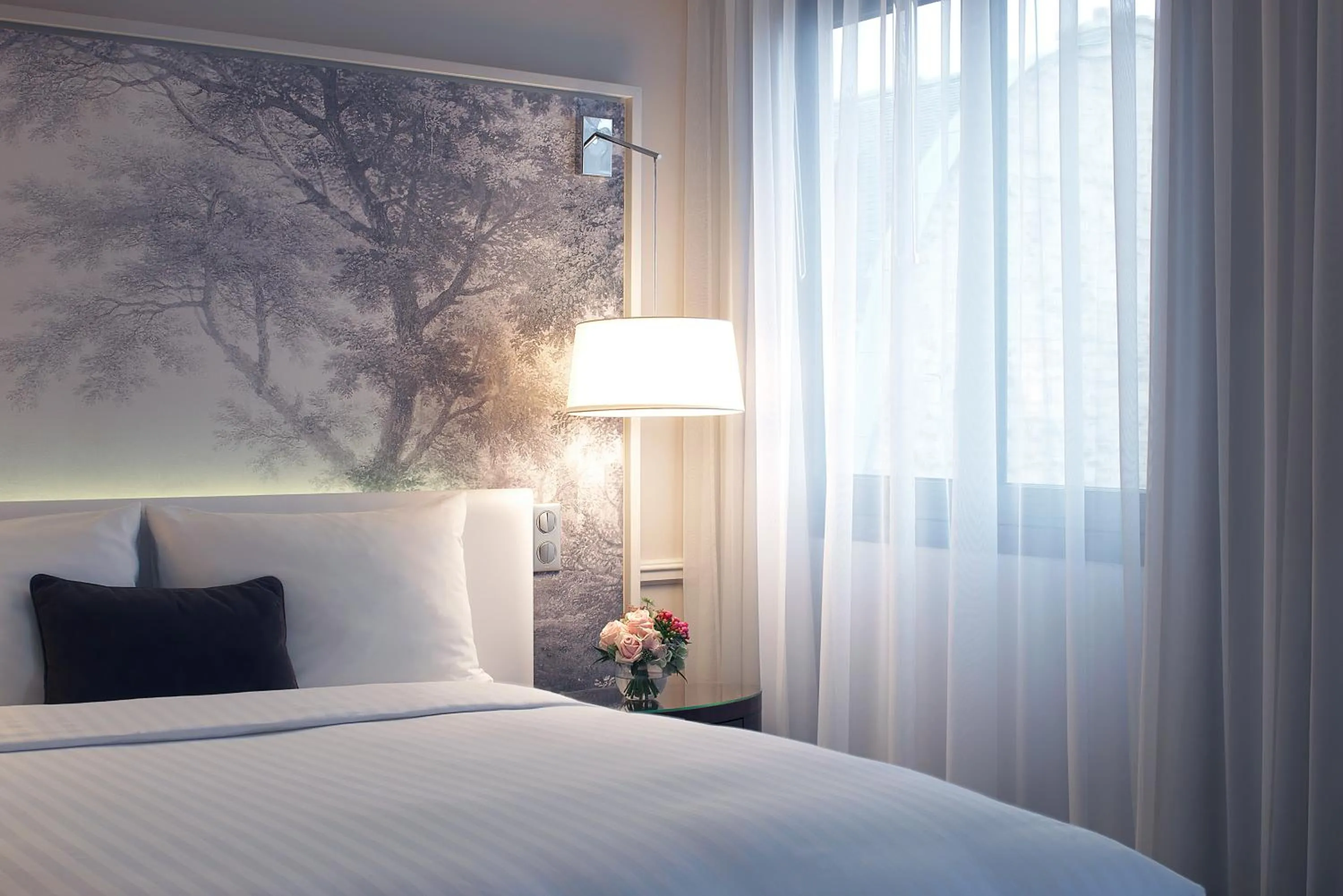 Photo of the whole room, Bed in Renaissance Paris Nobel Tour Eiffel Hotel