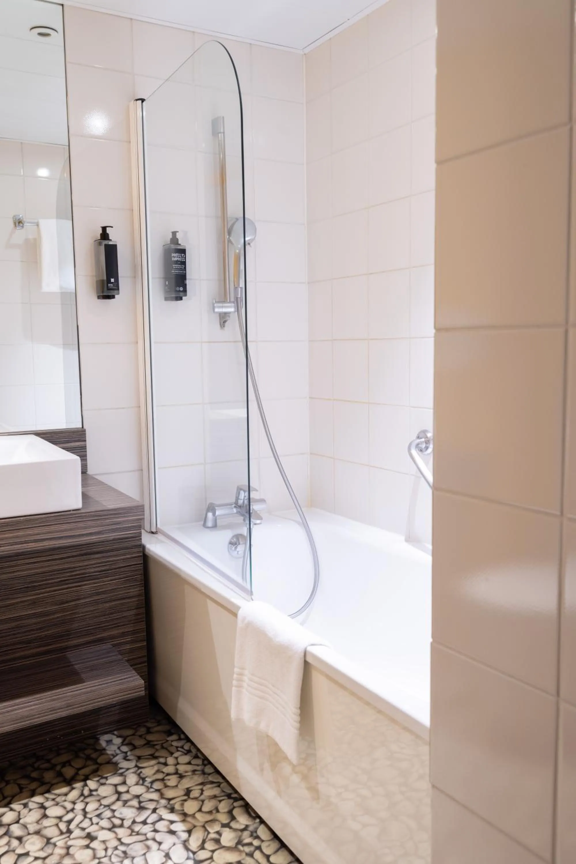 Bathroom, Bed in ibis Styles Lyon Sud Vienne