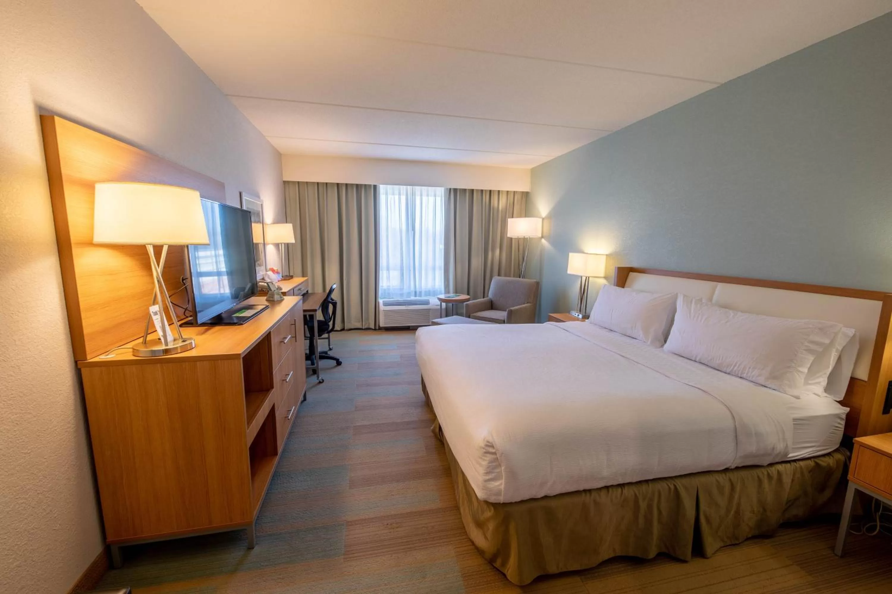 Photo of the whole room, Bed in Holiday Inn Manahawkin/Long Beach Island by IHG
