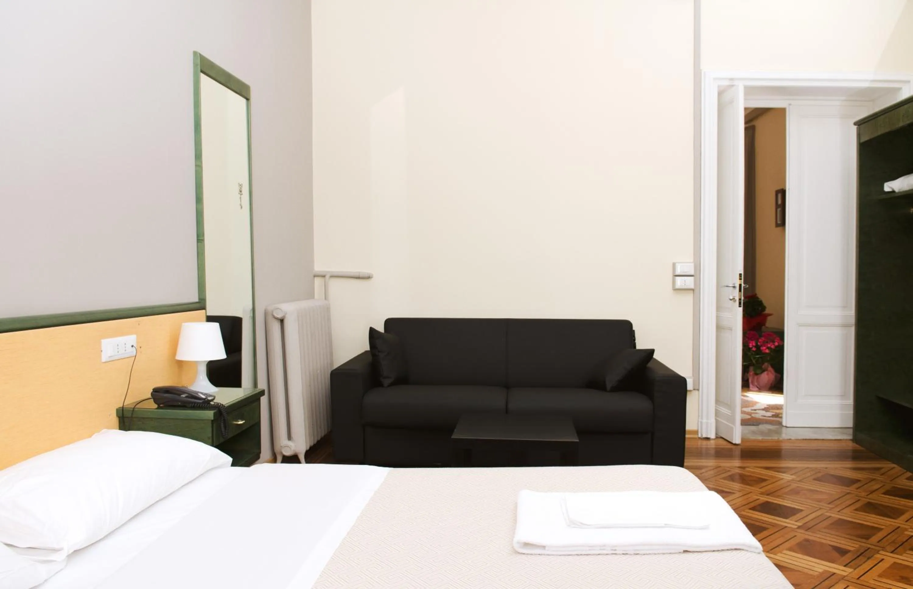 Photo of the whole room, Bed in Hotel Suisse