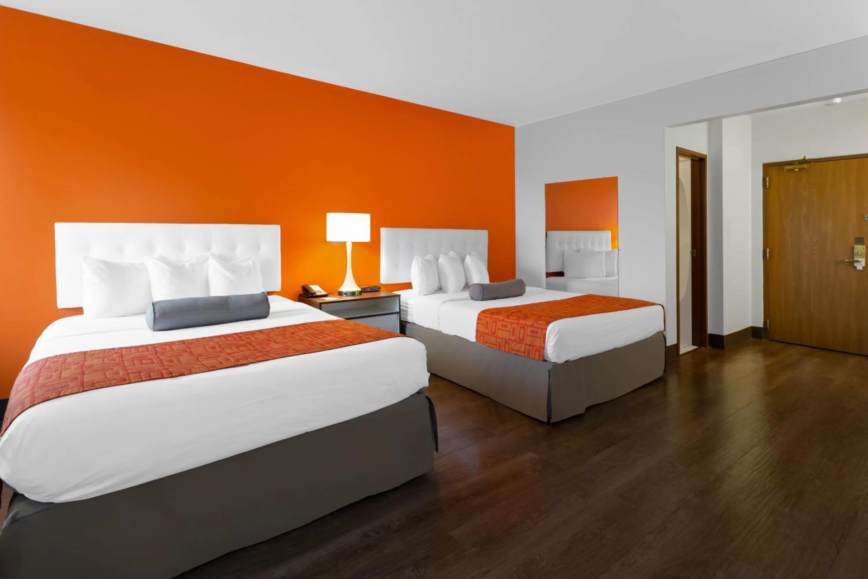 Bed in Howard Johnson by Wyndham Waukegan Great Lakes