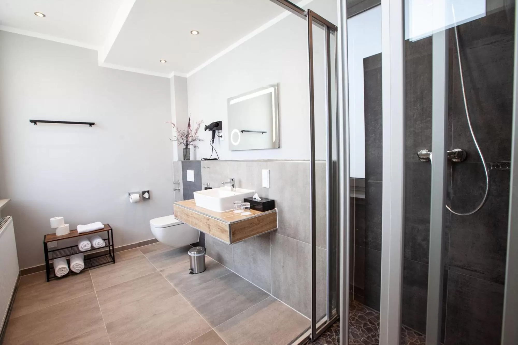 Bathroom in Elens Hotel