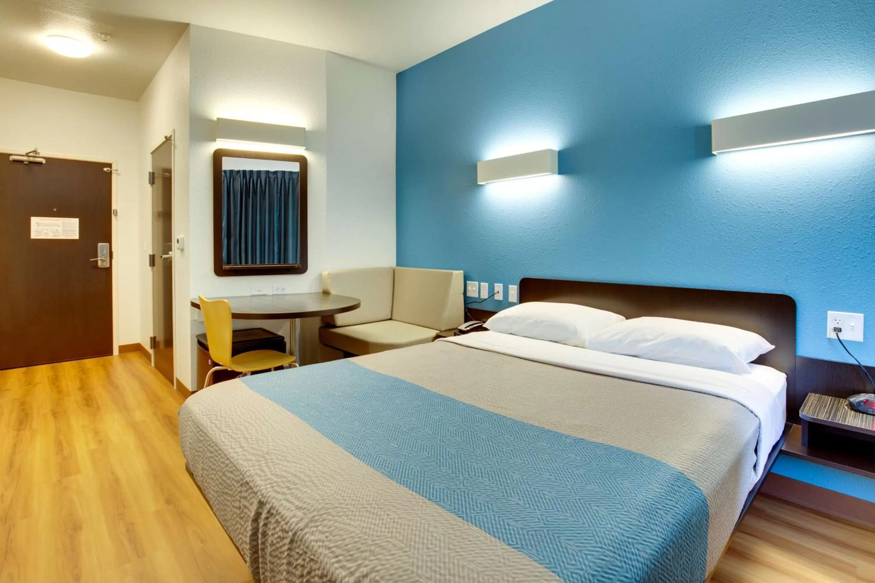 Photo of the whole room, Bed in Motel 6 Poplar Bluff, MO