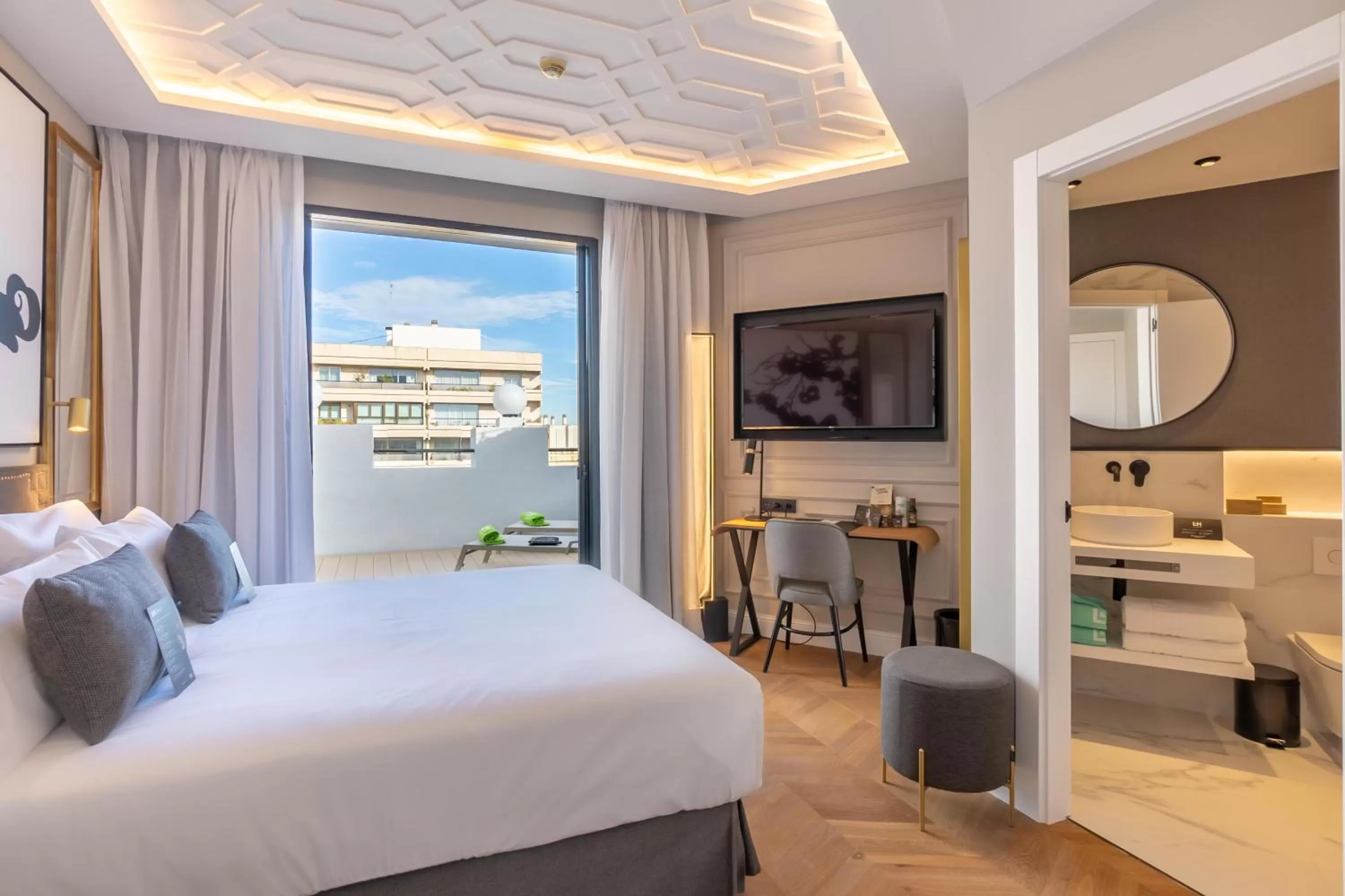 Photo of the whole room, Bed in L&H Gran Vía Valencia