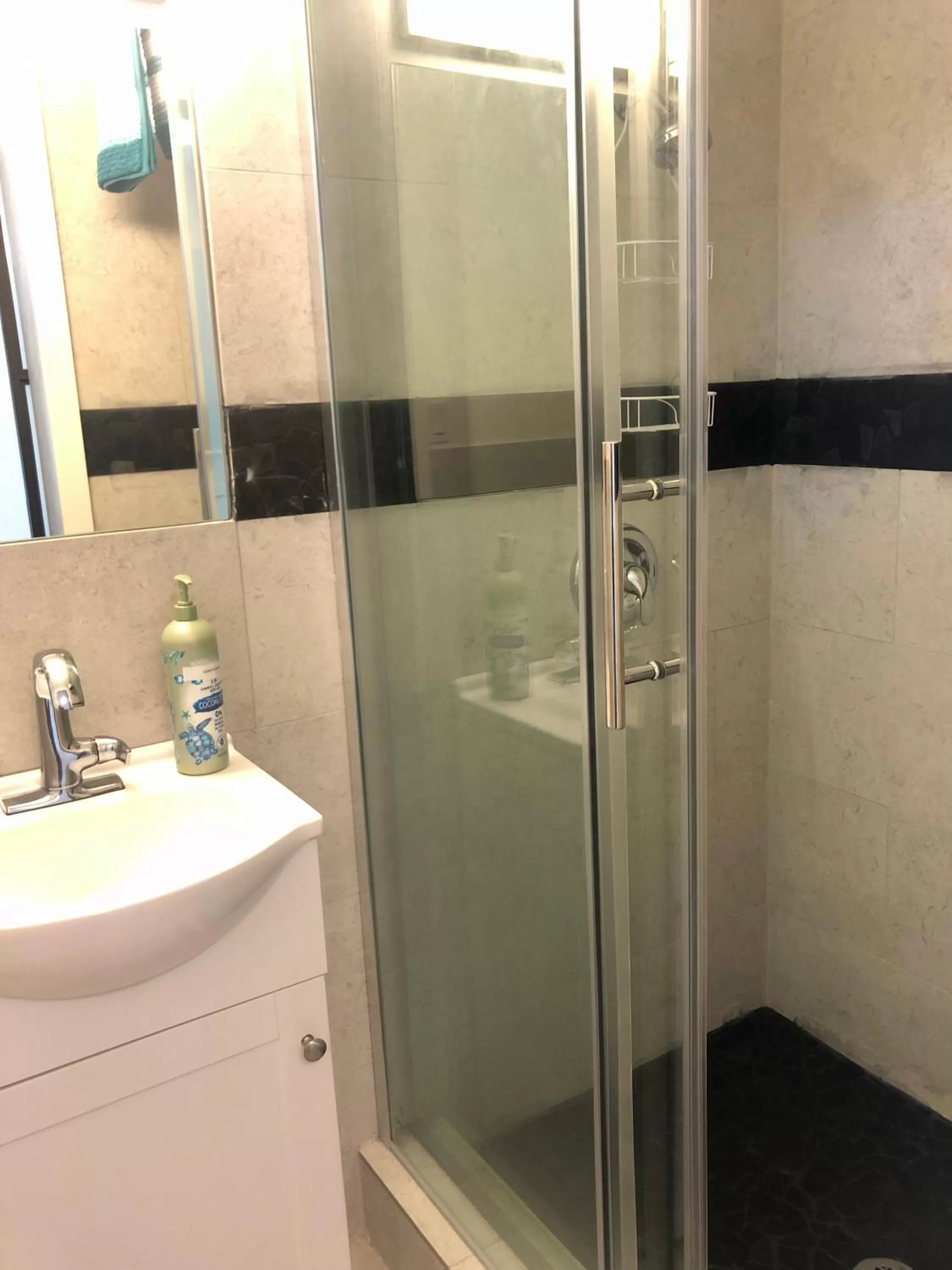 Bathroom in Kona Tiki Hotel