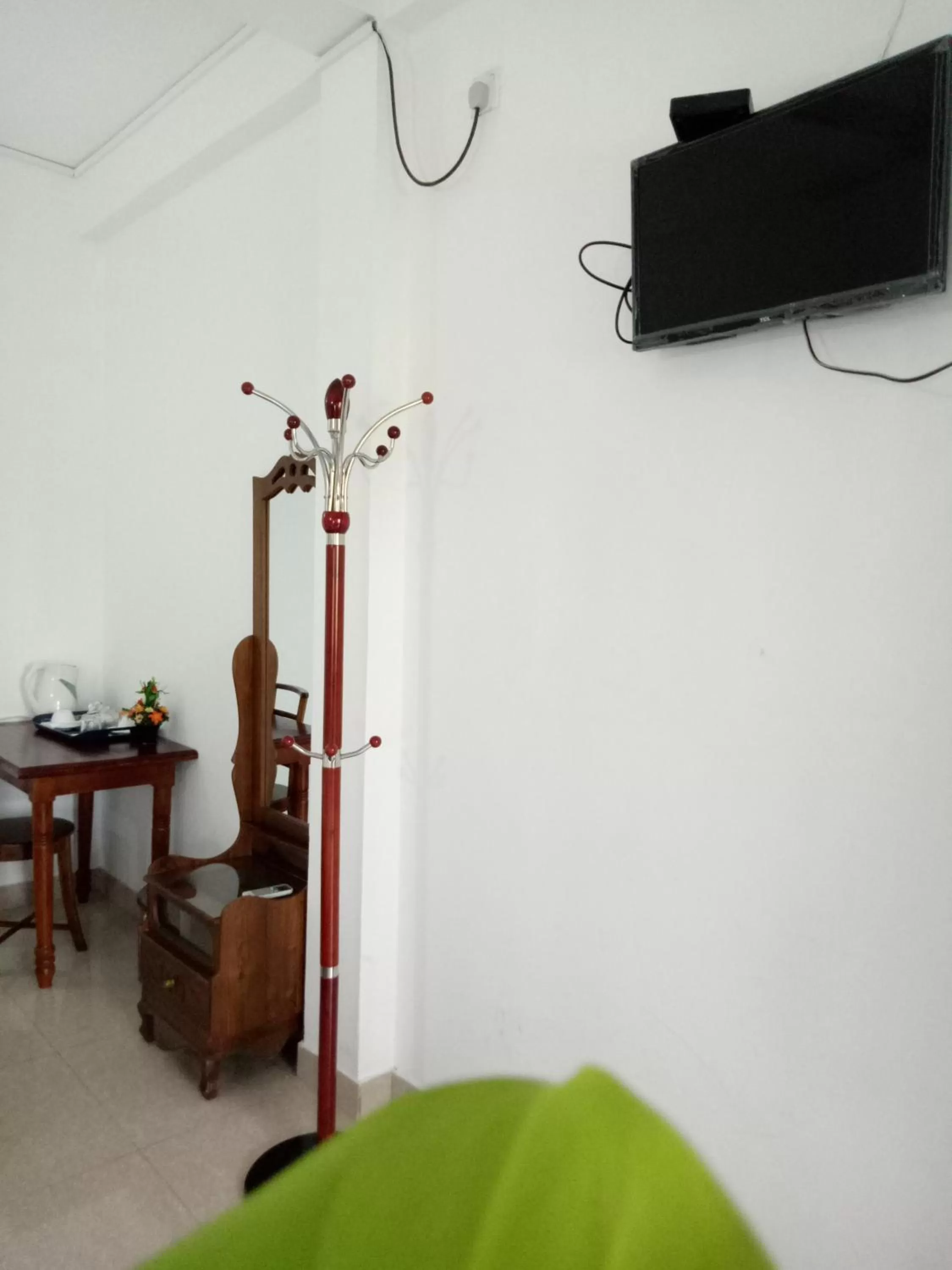 TV and multimedia in Otha Shy Airport Transit Hotel