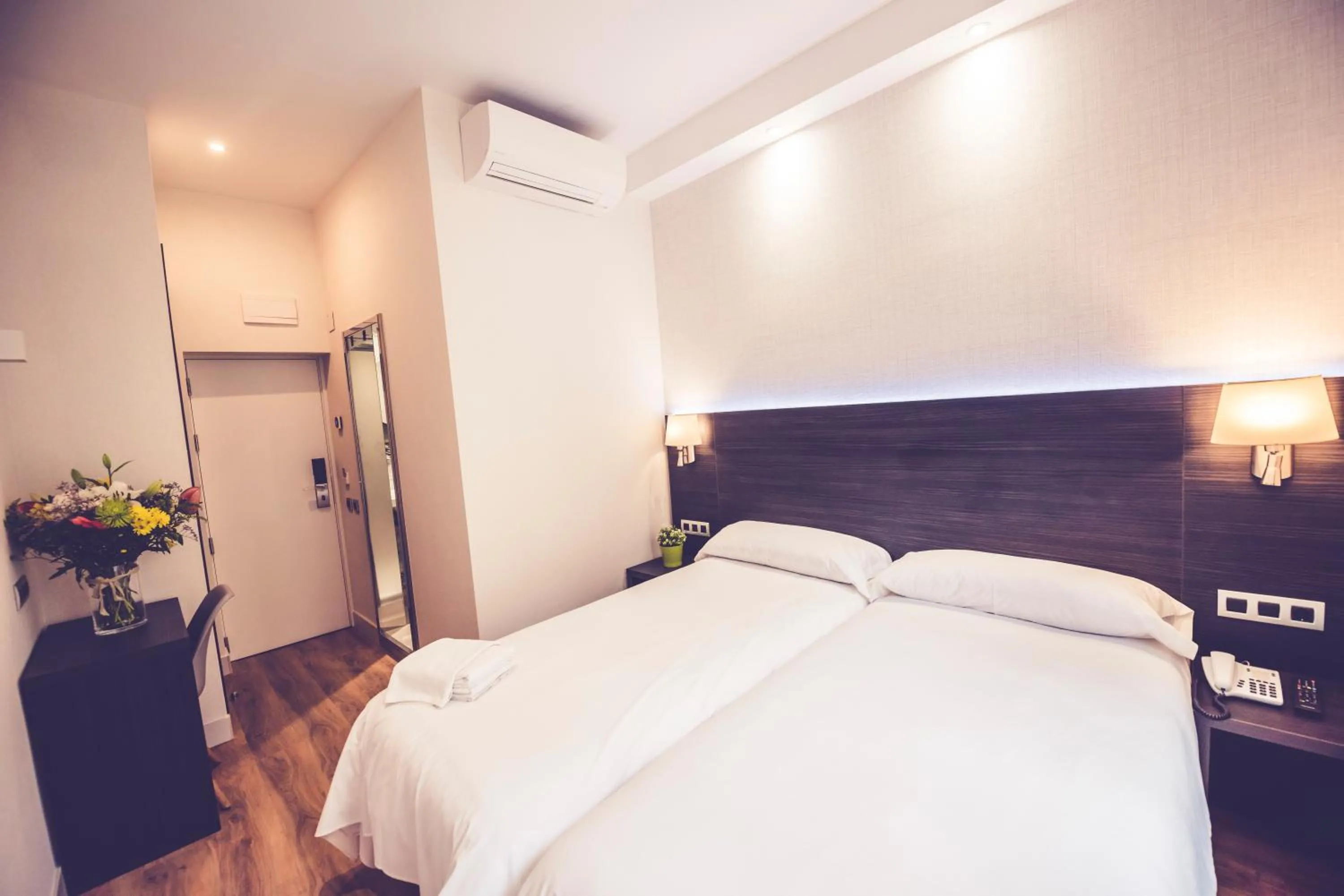 Bedroom, Bed in Hostal Marlasca