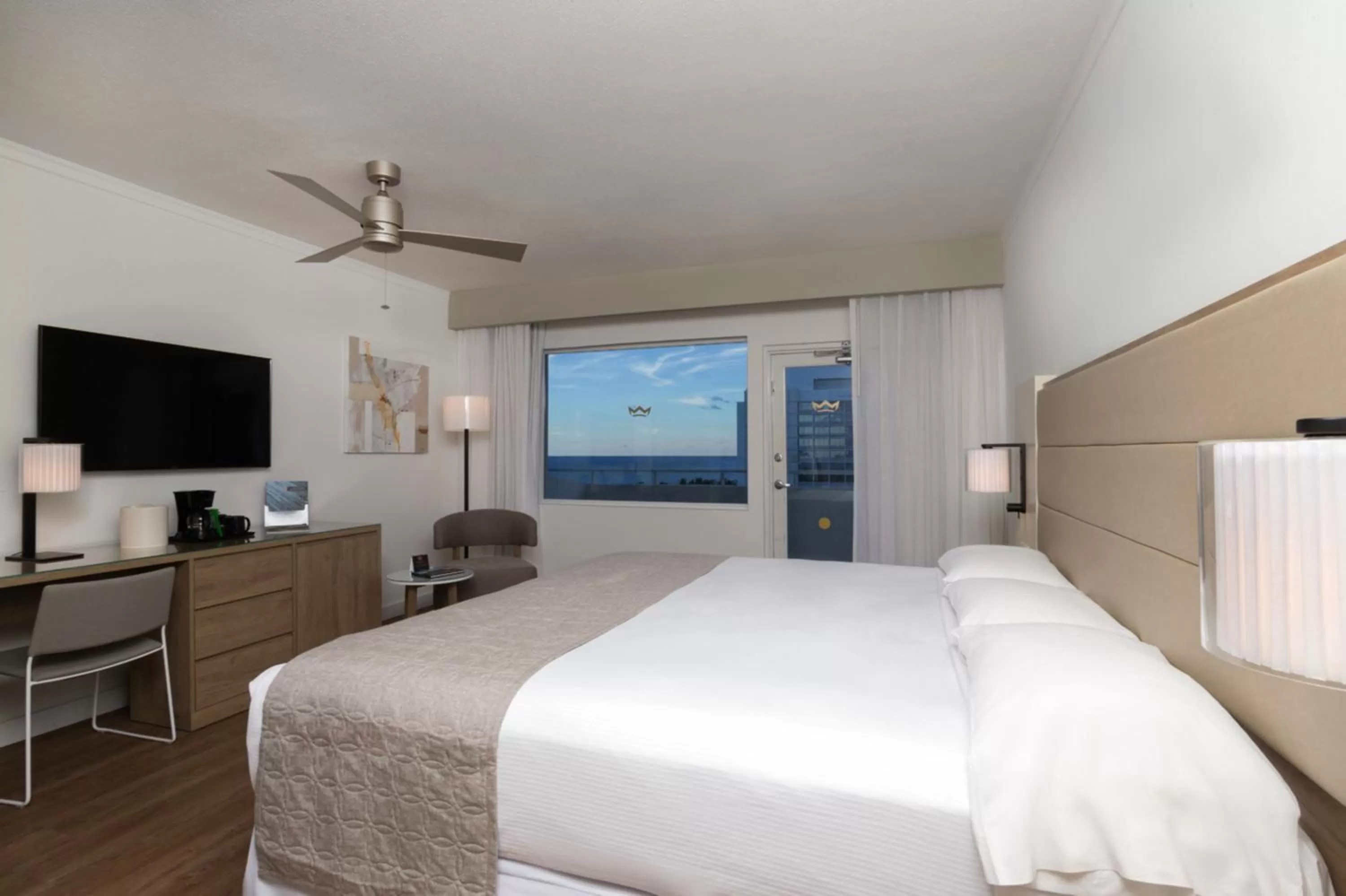 Photo of the whole room, Bed in Riu Plaza Miami Beach