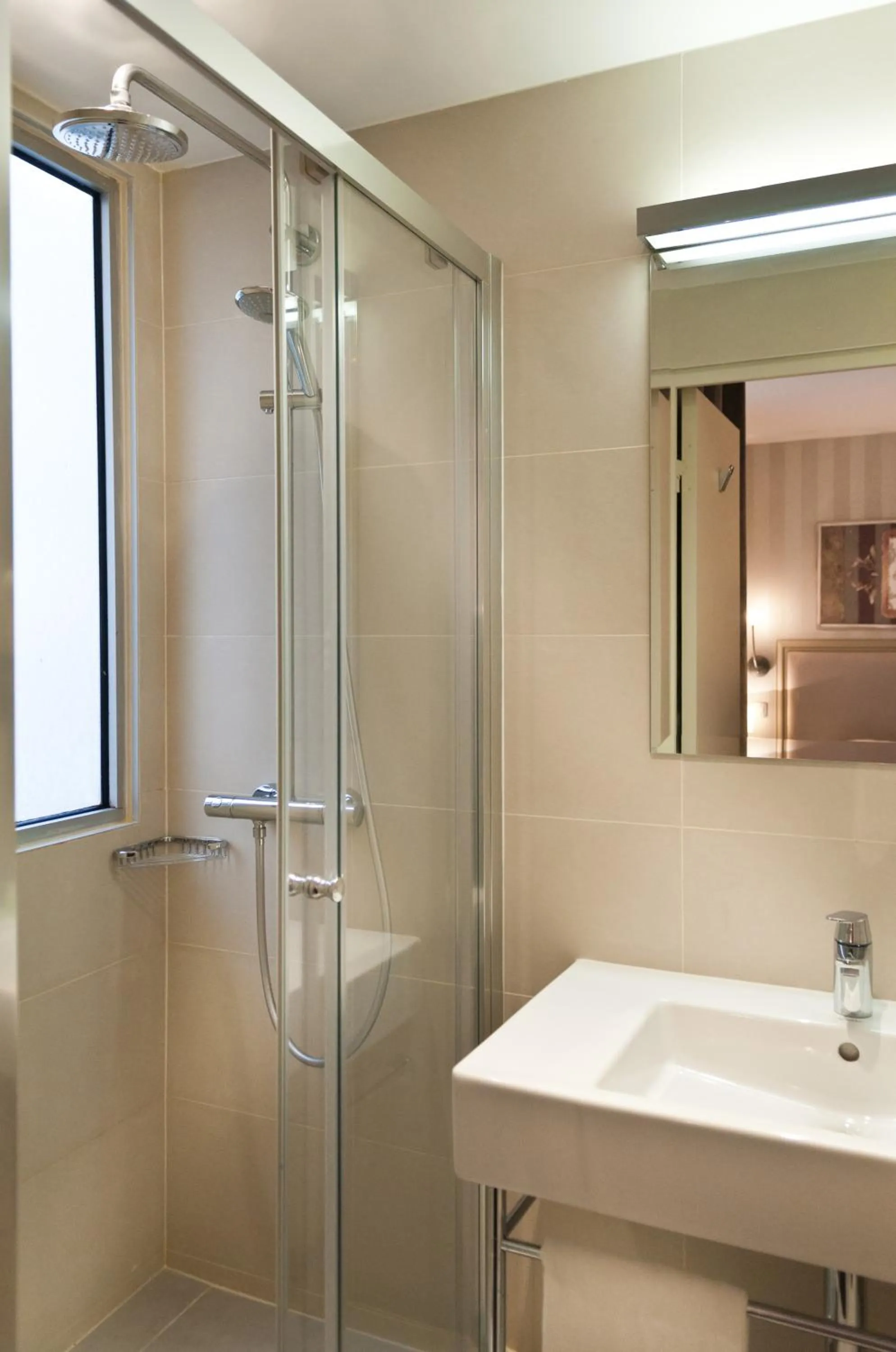 Shower in Hotel Monceau Wagram