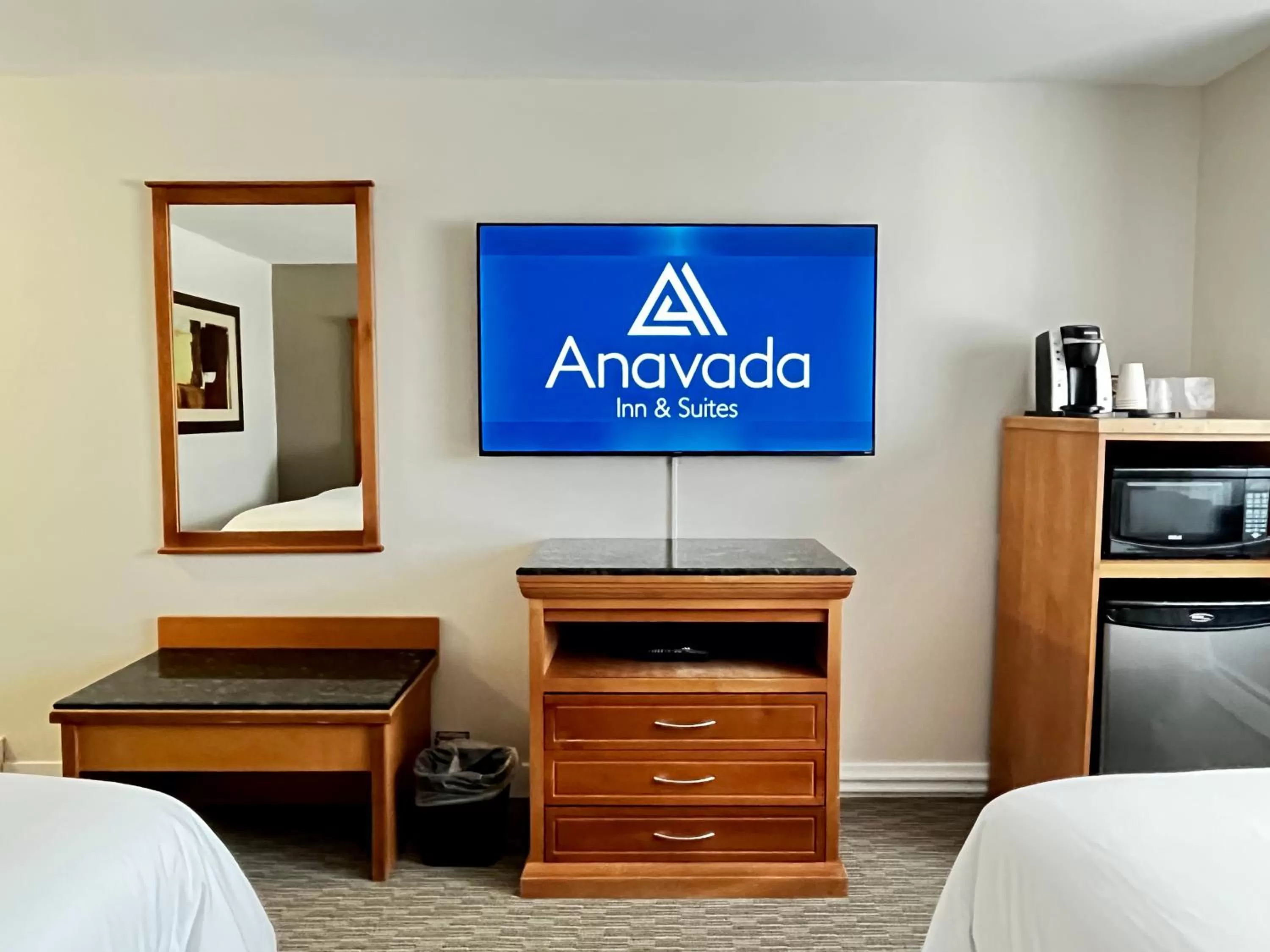 TV and multimedia, Bed in Anavada Inn & Suites - Prince George