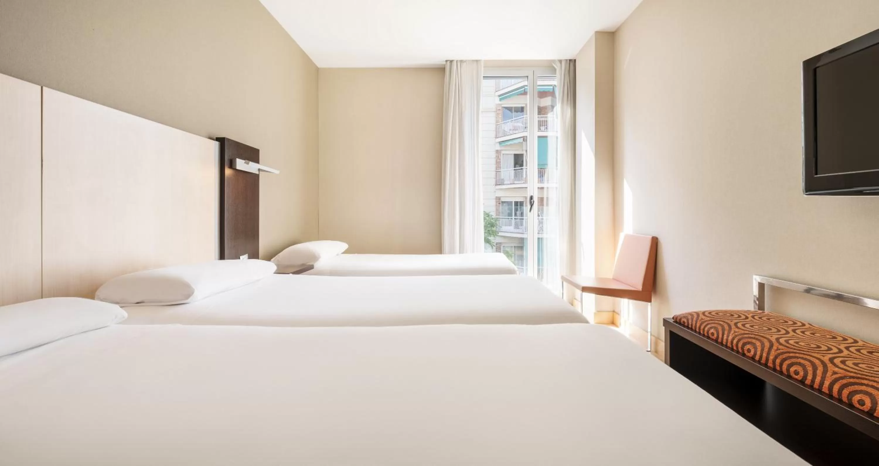 Twin Room with Extra Bed (3 Adults) in Ilunion Auditori