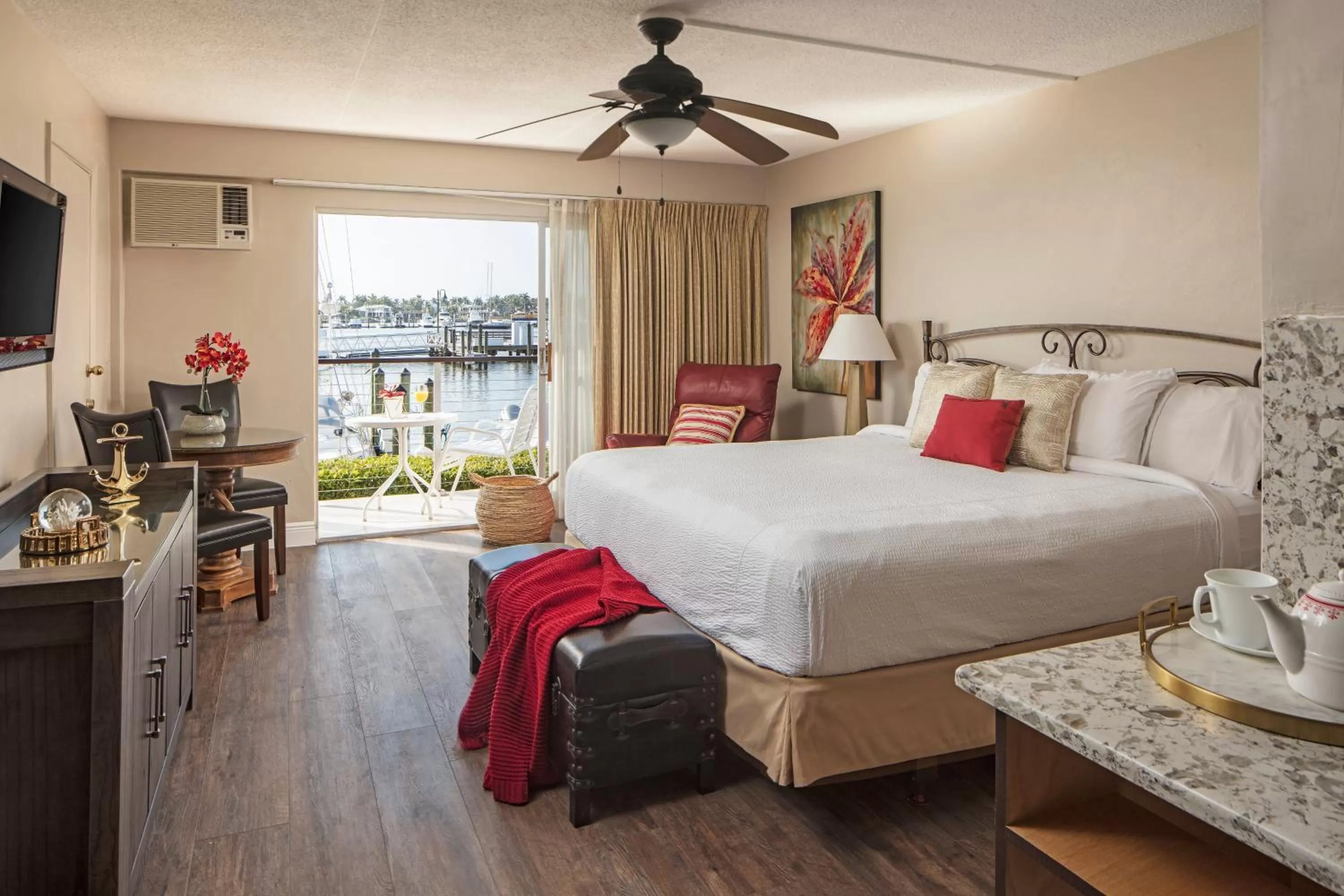 Sea view, Bed in Cove Inn on Naples Bay