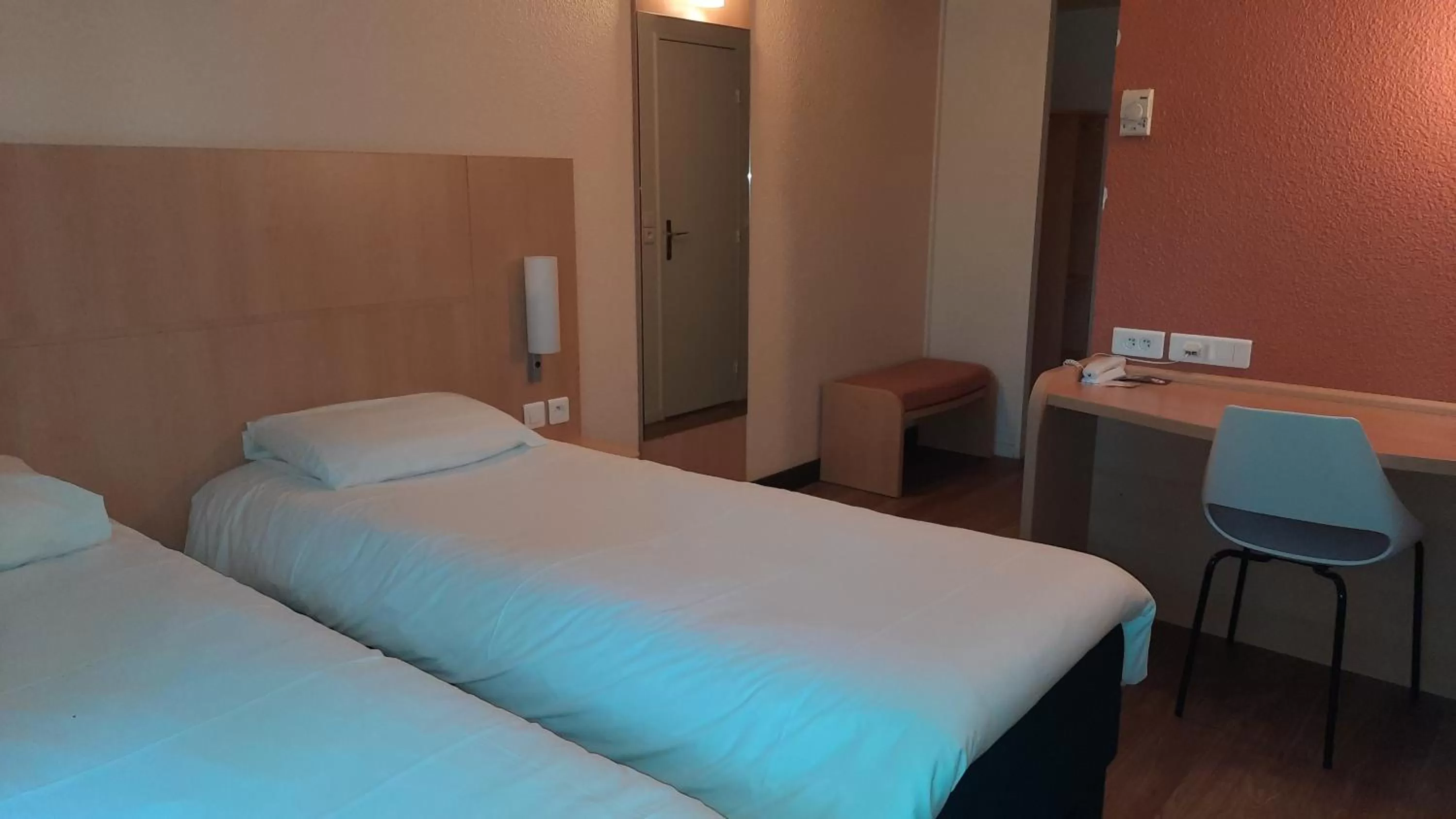 Bed in Ibis Roanne Le Coteau Hotel Restaurant