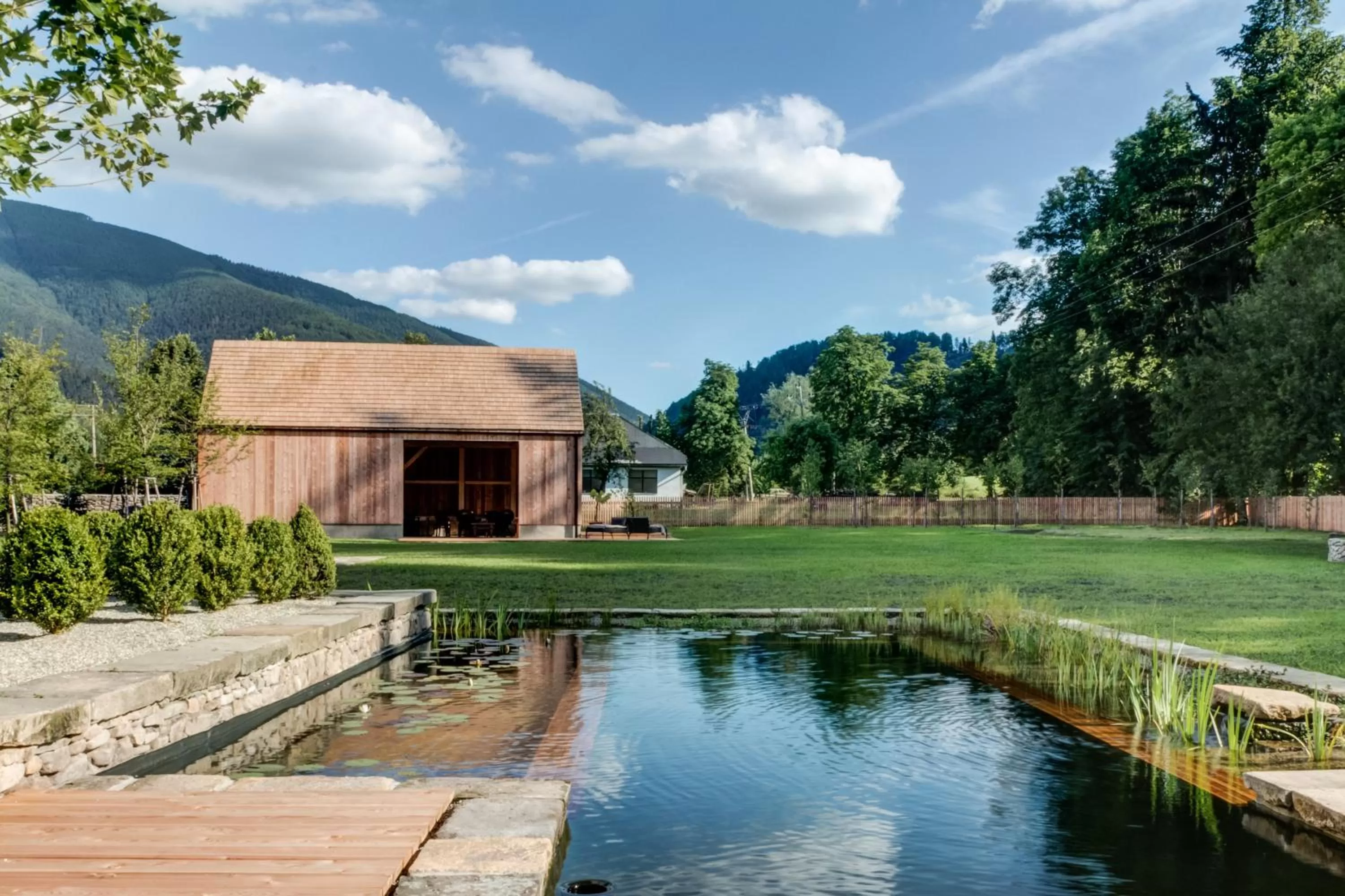 Summer in Mezi plůtky boutique dům