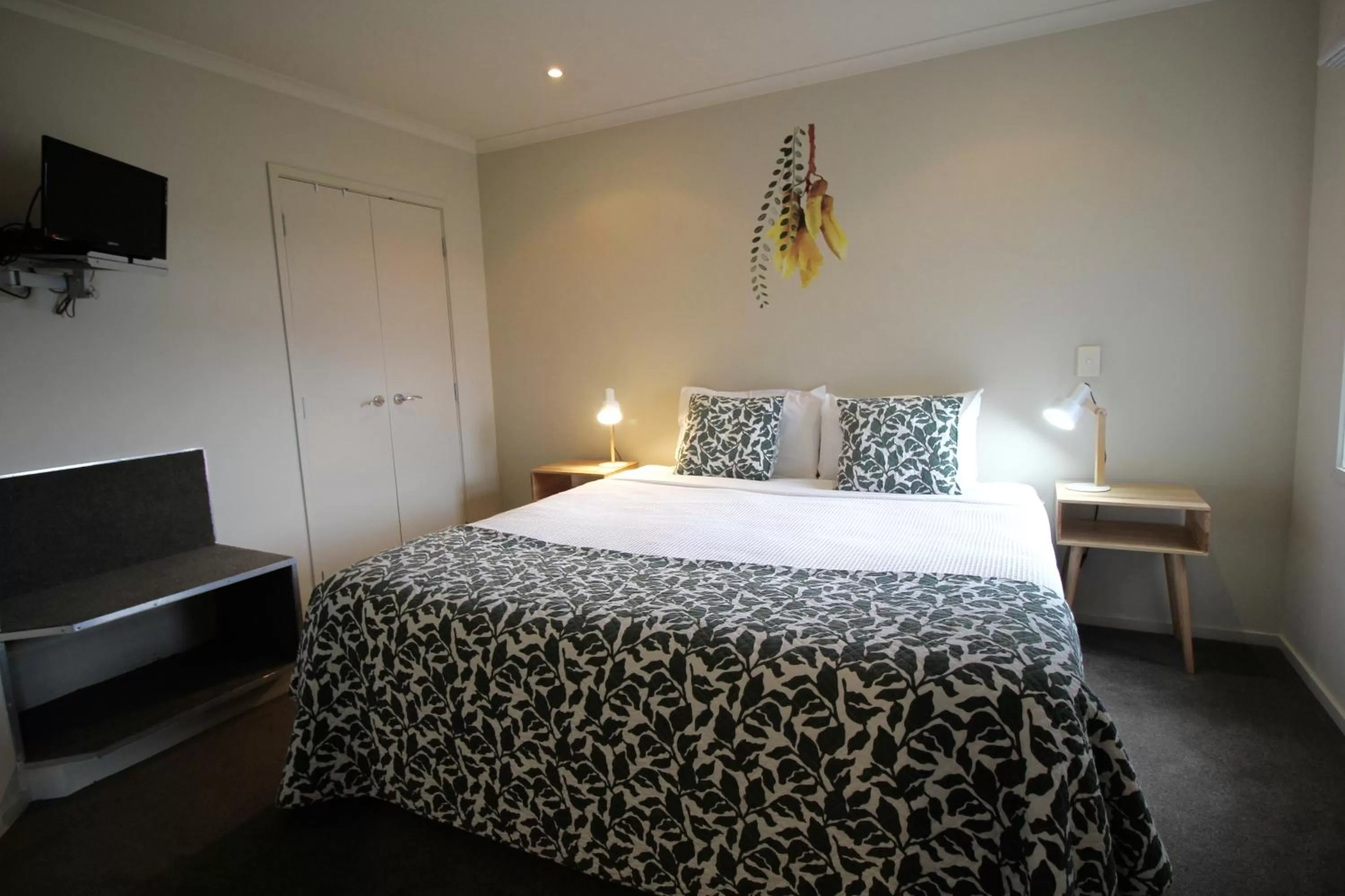 Bed in Alpine Lake Motel