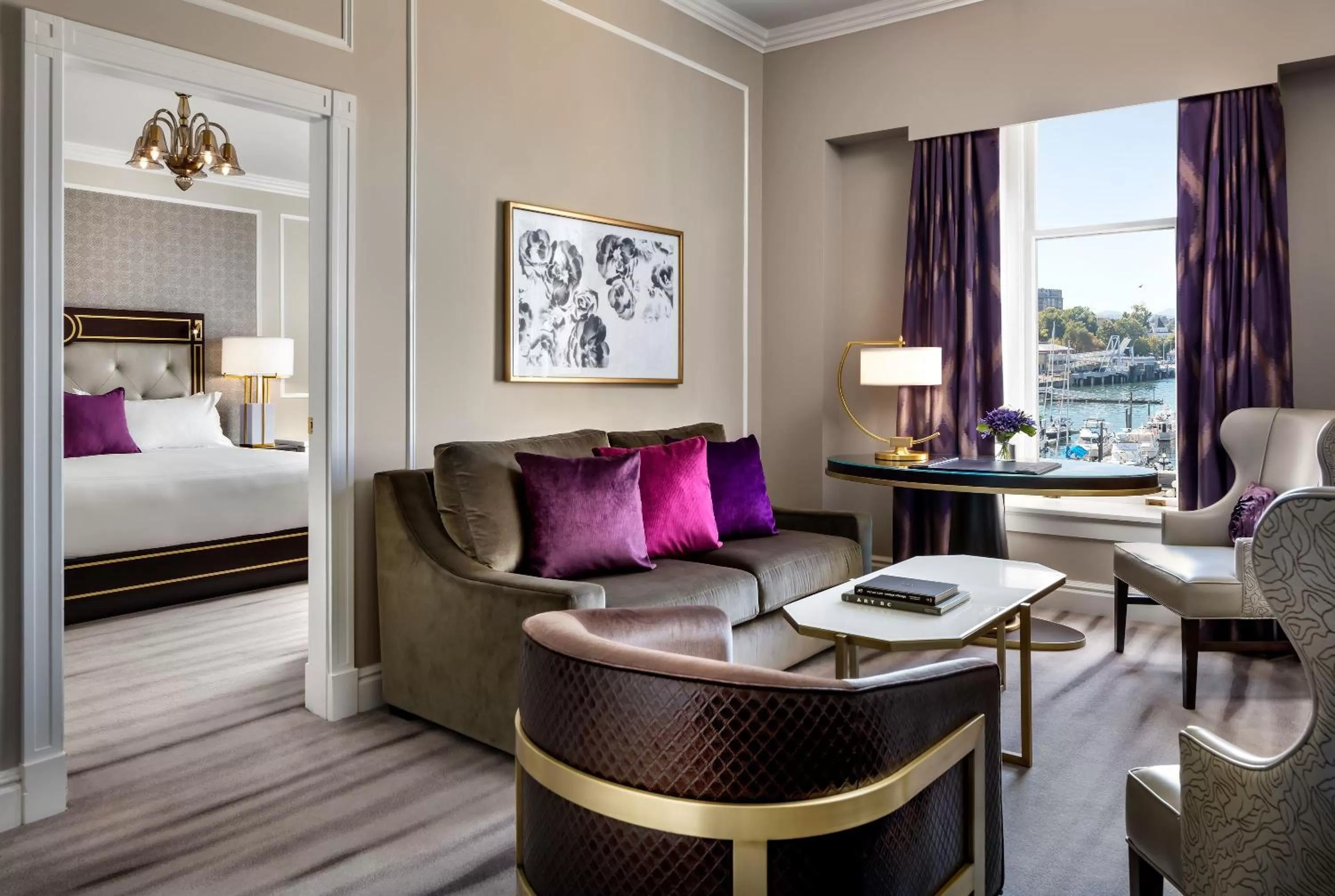 Living room, Bed in Fairmont Empress Hotel