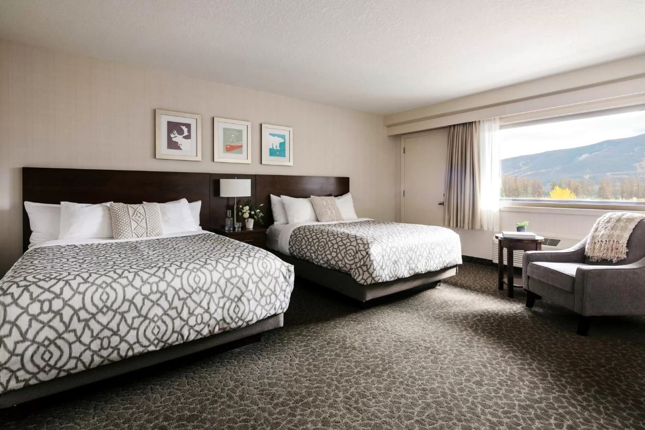 Photo of the whole room, Bed in The Crimson Jasper